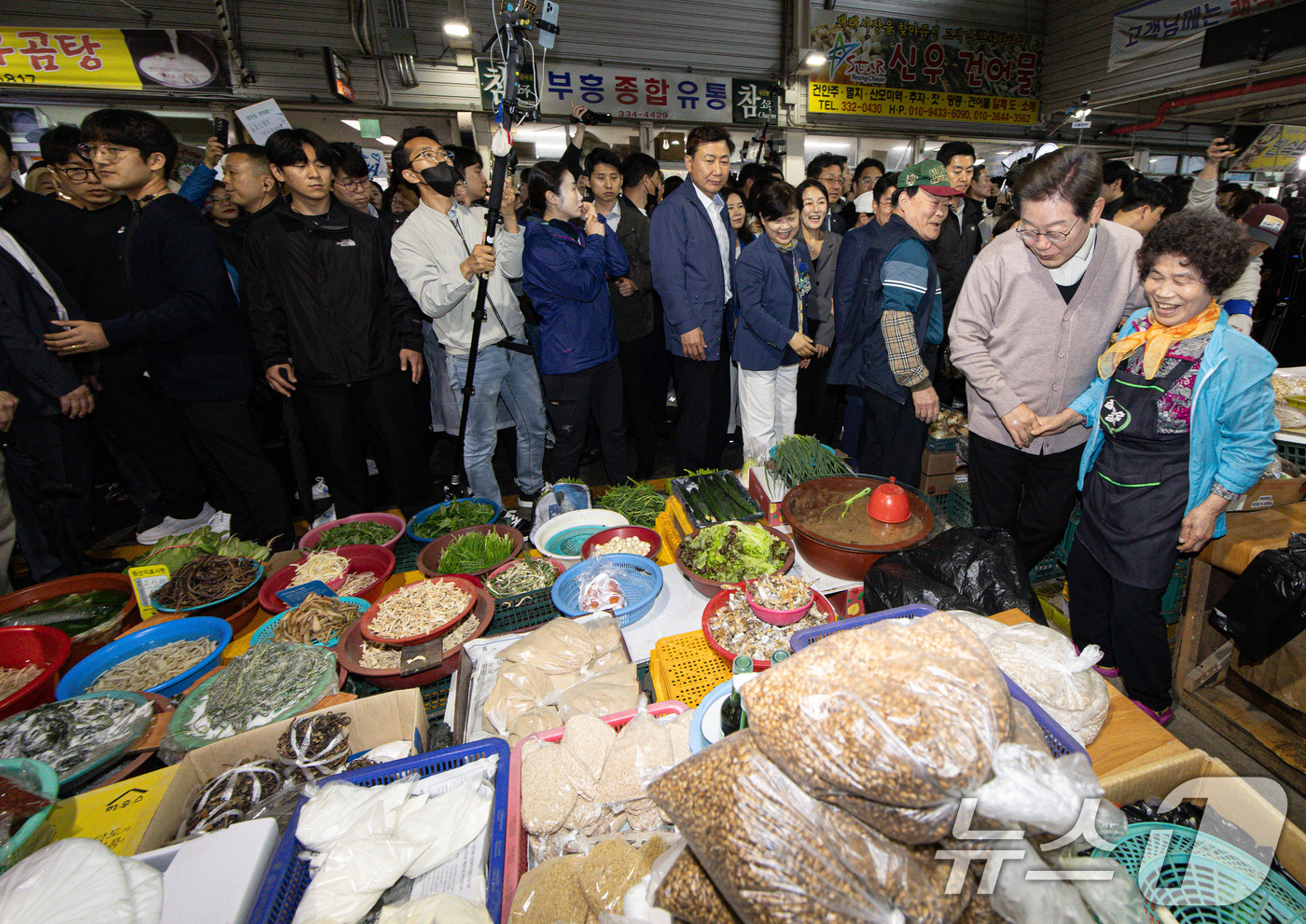 (영천=뉴스1) 이재명 기자 = 3차 경청투어에 나선 이재명 더불어민주당 대통령 후보가 9일 오전 경북 영천시완산동 영천공설시장에서 상인과 대화를 하고 있다. 2025.5.9/뉴스 …