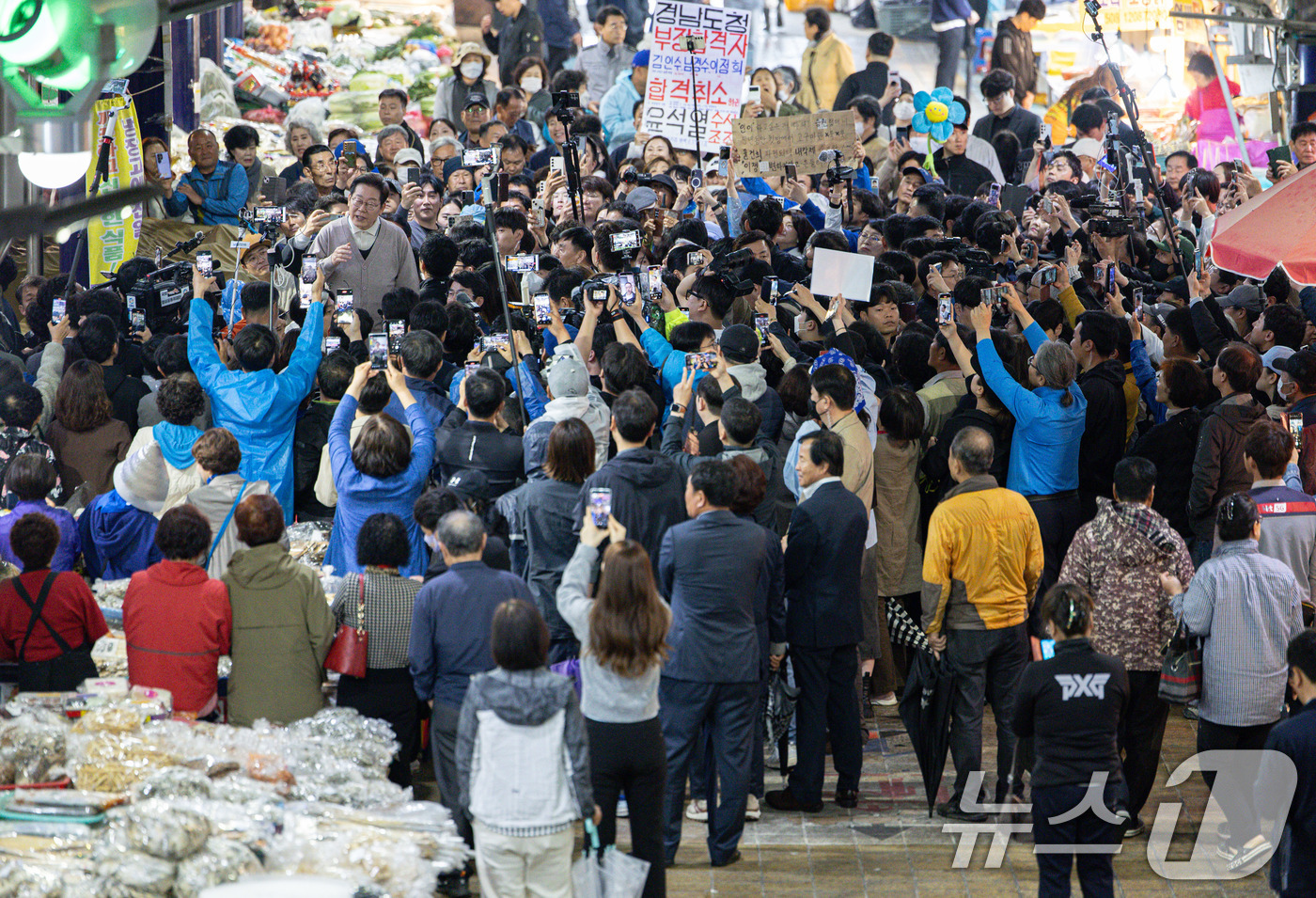 (영천=뉴스1) 이재명 기자 = 3차 경청투어에 나선 이재명 더불어민주당 대통령 후보가 9일 오전 경북 영천시완산동 영천공설시장에서 연설을 하고 있다. 2025.5.9/뉴스1