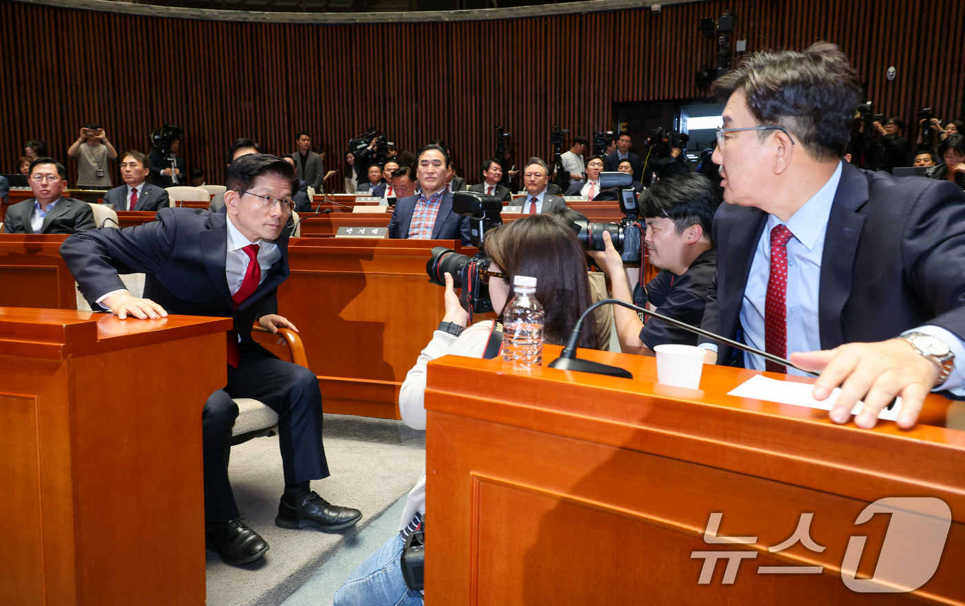 (서울=뉴스1) 안은나 기자 = 김문수 국민의힘 대통령 후보가 9일 서울 여의도 국회에서 열린 의원총회에서 "무소속을 당 후보 만들려 불법부당 수단 동원, 중단하라"며 입장을 밝힌 …