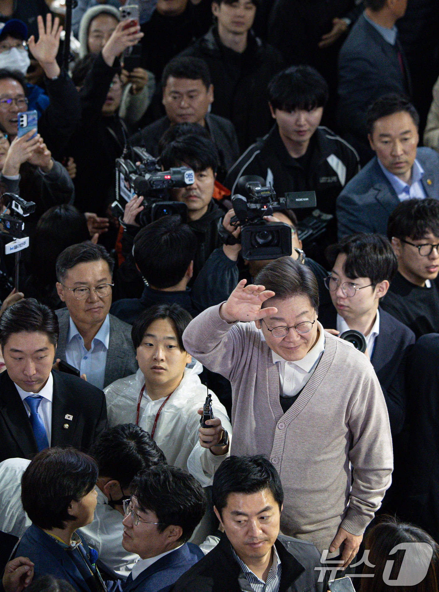(영천=뉴스1) 이재명 기자 = 3차 경청투어에 나선 이재명 더불어민주당 대통령 후보가 9일 오전 경북 영천시완산동 영천공설시장에서 연설을 하기 전 인사하고 있다. 2025.5.9 …