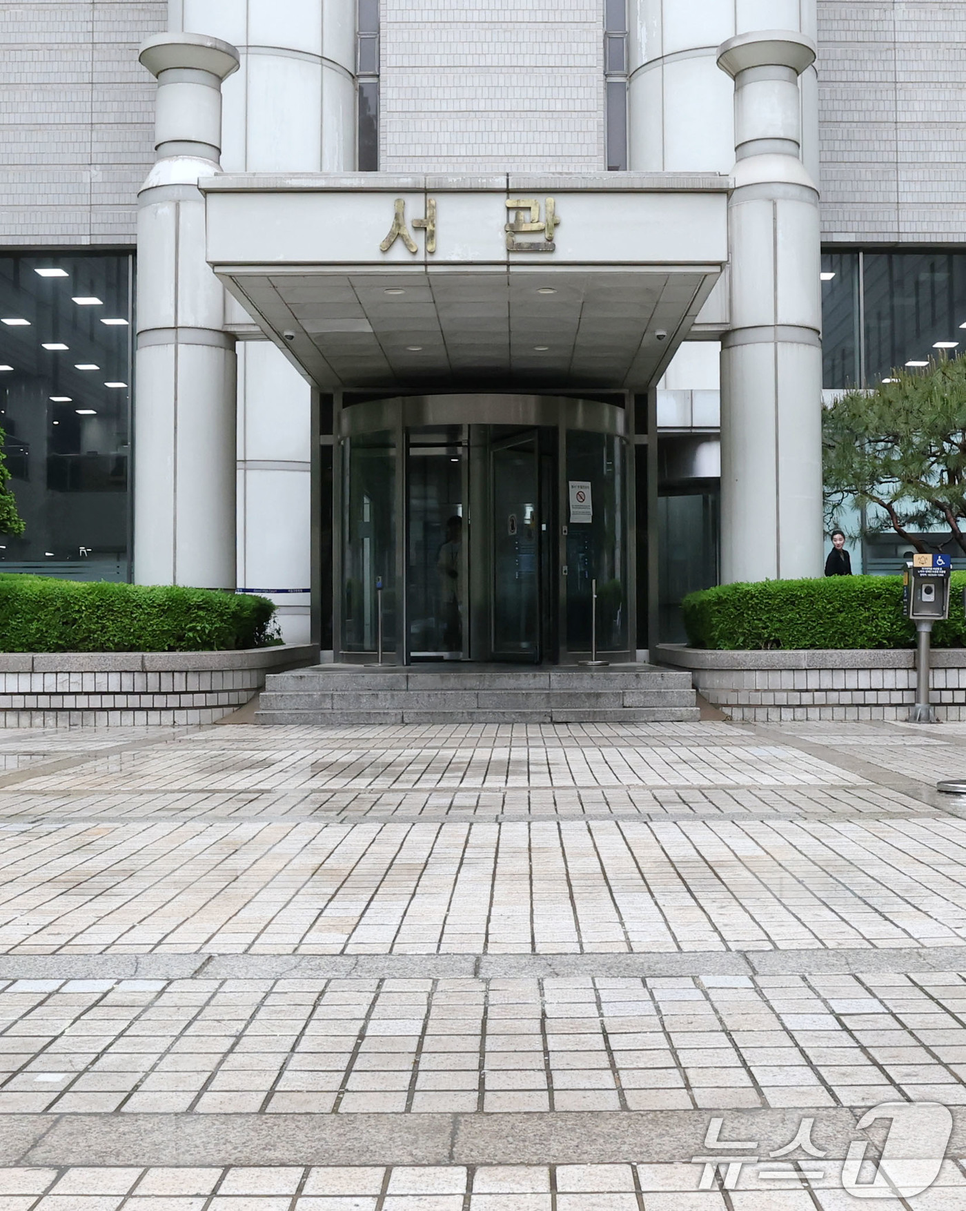 (서울=뉴스1) 박세연 기자 = 윤석열 전 대통령이 내란 우두머리 형사 재판을 받기 위해 법원에 출입하는 모습이 12일 처음으로 공개된다. 서울고법은 지난 8일 “12일 예정된 피 …