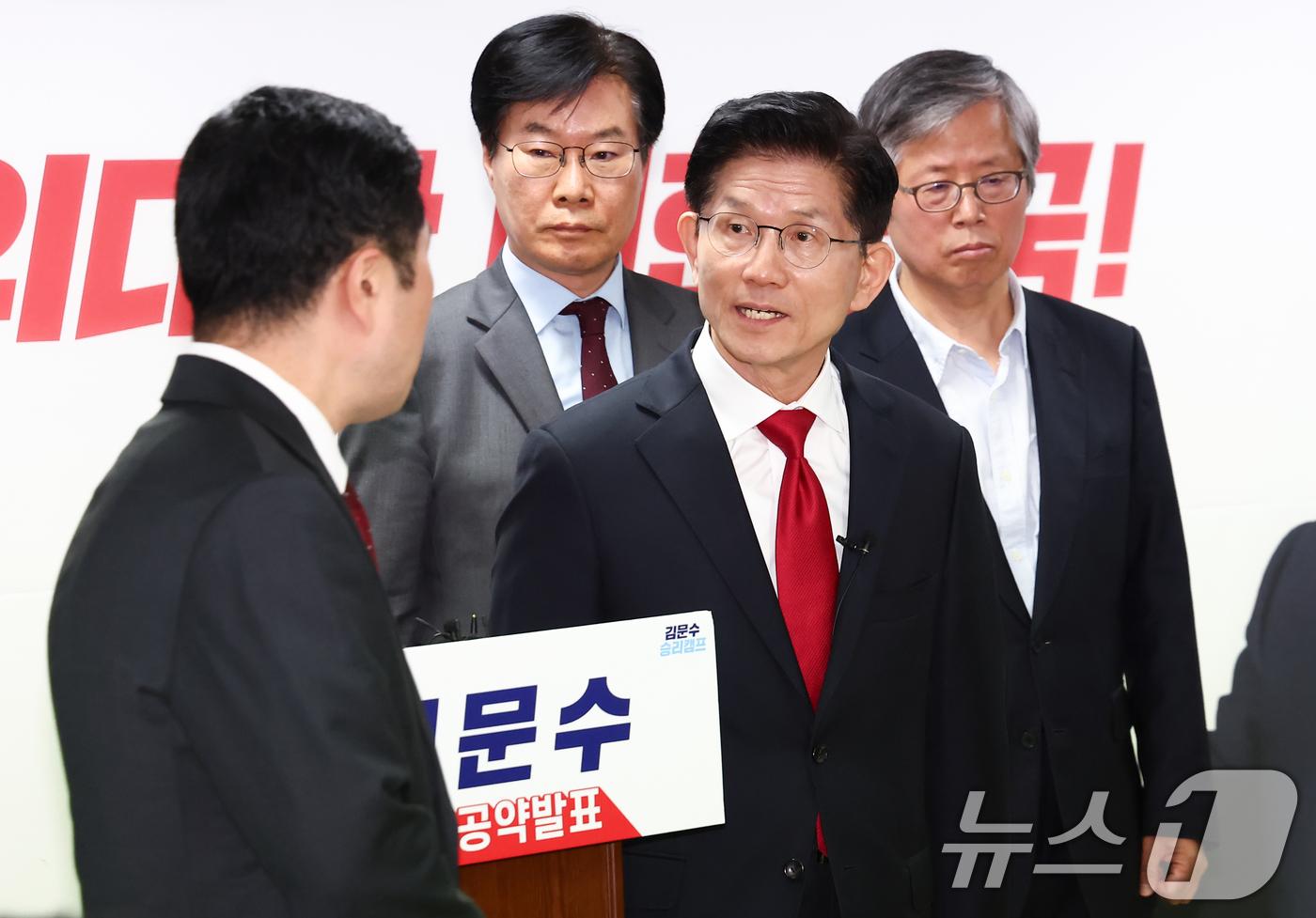 (서울=뉴스1) 김민지 기자 = 김문수 국민의힘 대통령 후보가 9일 오전 서울 여의도 선거사무소에서 북핵 억제력 강화 공약 발표를 마치고 이동하고 있다. 2025.5.9/뉴스1