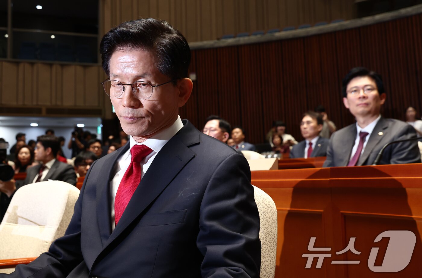 본문 이미지 - 김문수 국민의힘 대통령 후보가 9일 오전 서울 여의도 국회에서 열린 의원총회에 참석해 자리하고 있다. 2025.5.9/뉴스1 ⓒ News1 김민지 기자