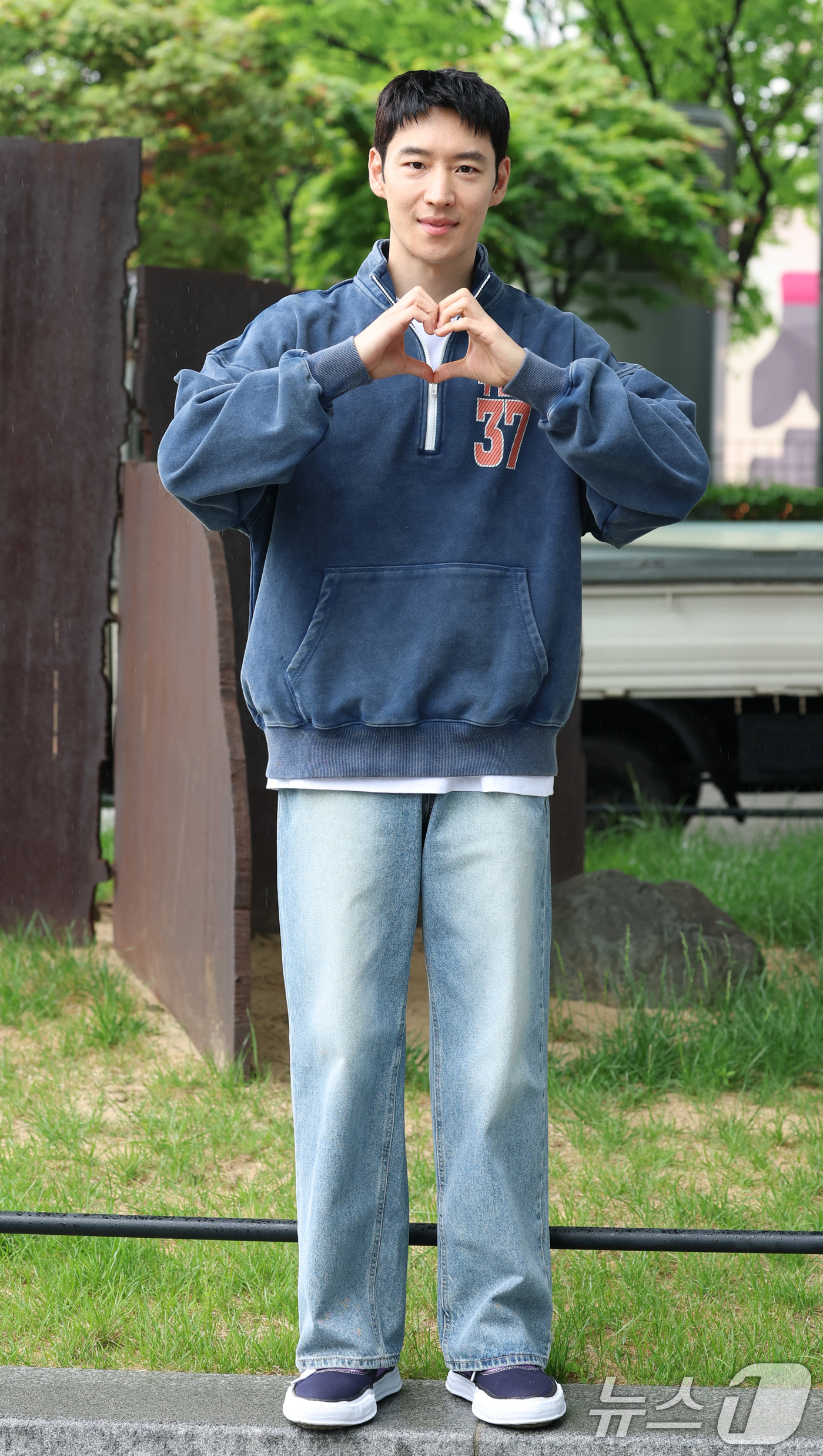 (서울=뉴스1) 권현진 기자 = 배우 이제훈이 영화 ‘소주전쟁‘ 홍보를 위해 9일 서울 양천구 SBS목동에 도착해 라디오 '12시엔 주현영' 방송에 앞서 포즈를 취하고 있다. 20 …