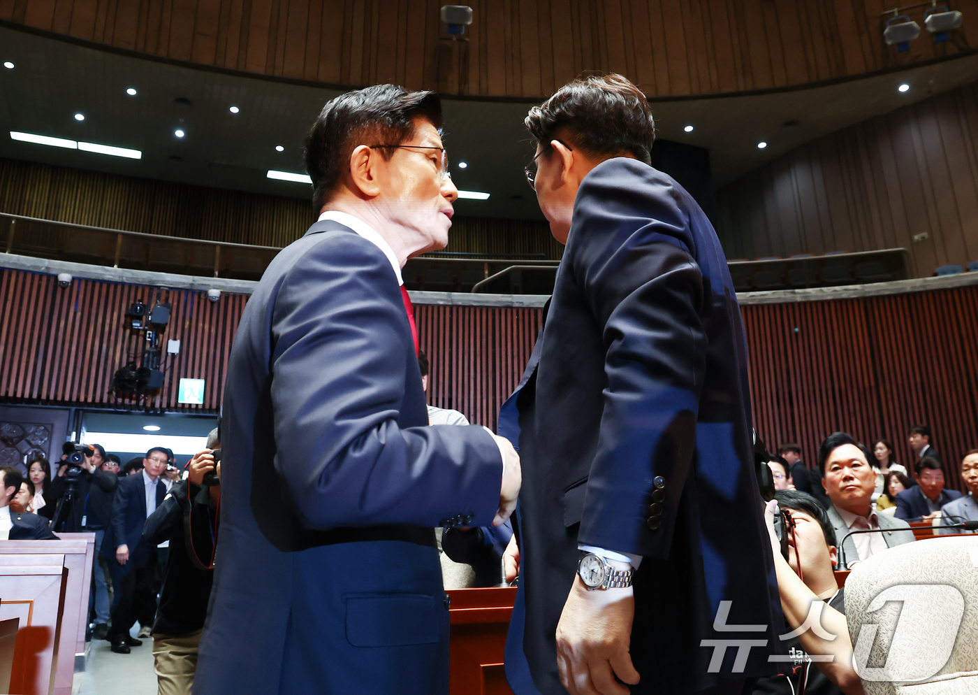 (서울=뉴스1) 김민지 기자 = 김문수 국민의힘 대통령 후보가 9일 오전 서울 여의도 국회에서 열린 의원총회를 마치고 권성동 원내대표와 대화하고 있다. 2025.5.9/뉴스1