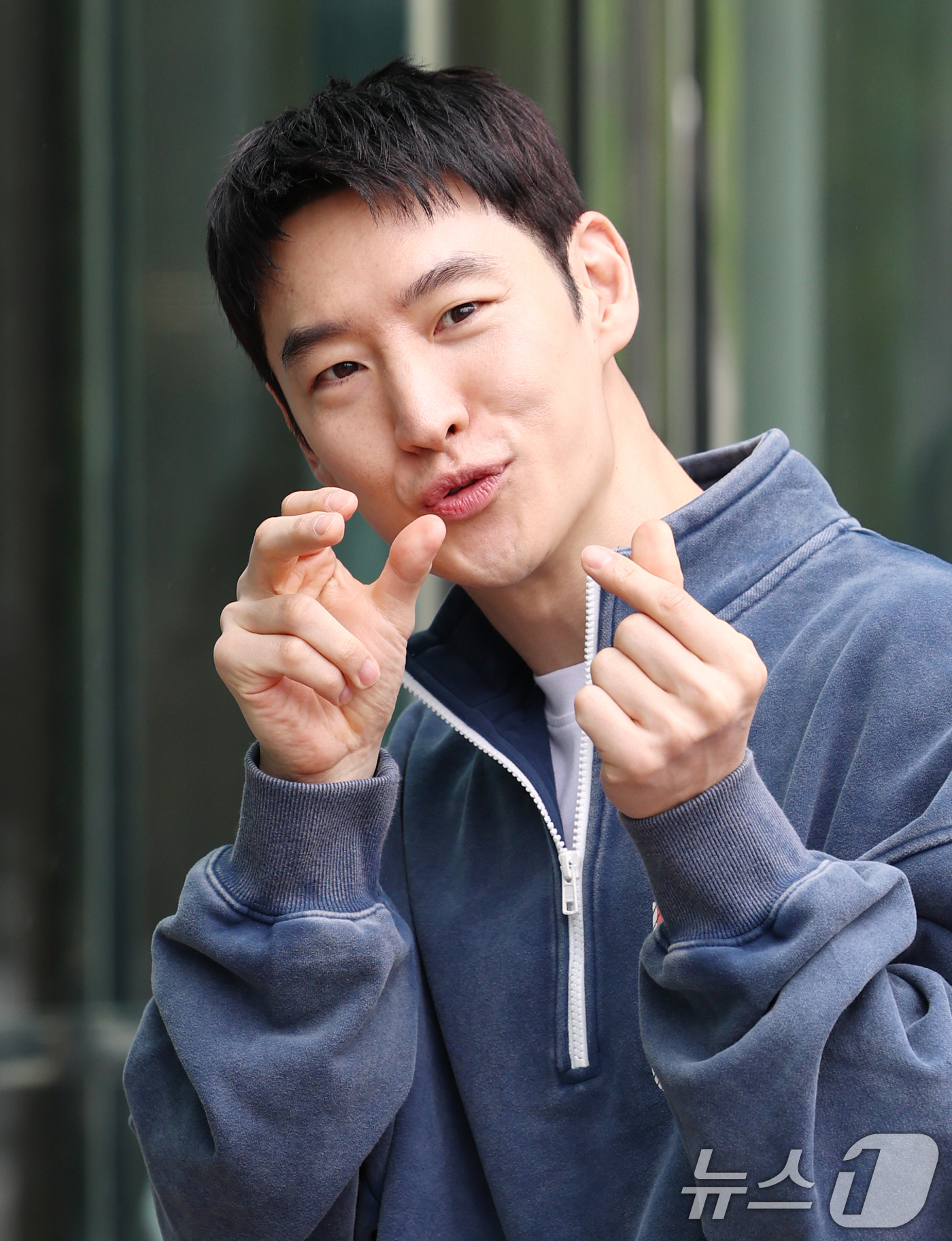 (서울=뉴스1) 권현진 기자 = 배우 이제훈이 영화 ‘소주전쟁‘ 홍보를 위해 9일 서울 양천구 SBS목동에 도착해 라디오 '12시엔 주현영' 방송에 앞서 포즈를 취하고 있다. 20 …