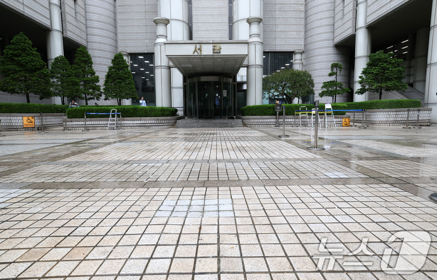 (서울=뉴스1) 박세연 기자 = 윤석열 전 대통령이 내란 우두머리 형사 재판을 받기 위해 법원에 출입하는 모습이 12일 처음으로 공개된다. 서울고법은 지난 8일 “12일 예정된 피 …