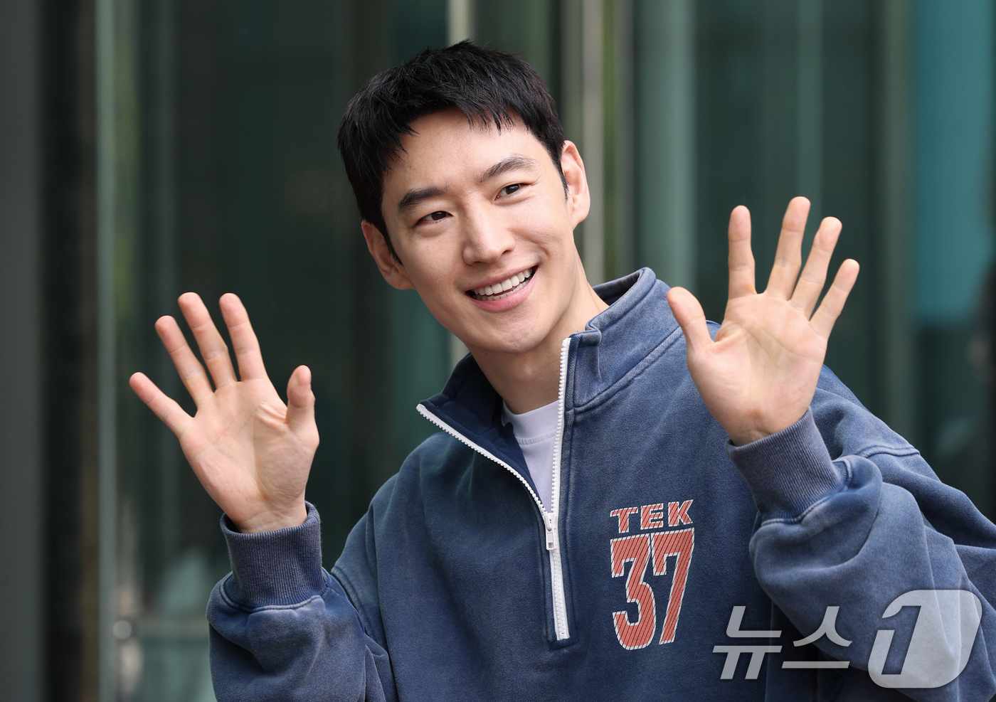 (서울=뉴스1) 권현진 기자 = 배우 이제훈이 영화 ‘소주전쟁‘ 홍보를 위해 9일 서울 양천구 SBS목동에 도착해 인사를 하고 있다. 2025.5.9/뉴스1