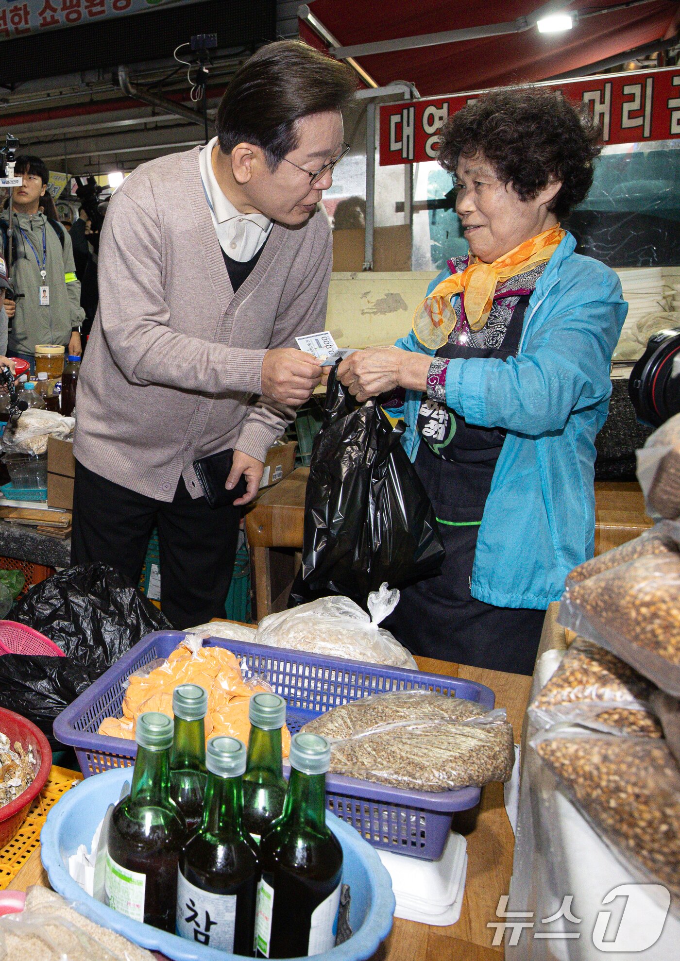 본문 이미지 - 이재명 대통령이 후보자 시절 경북 영천시완산동 영천공설시장에서 지역화폐로 마른고추를 구입하고 있다. /뉴스1 ⓒ News1 이재명 기자
