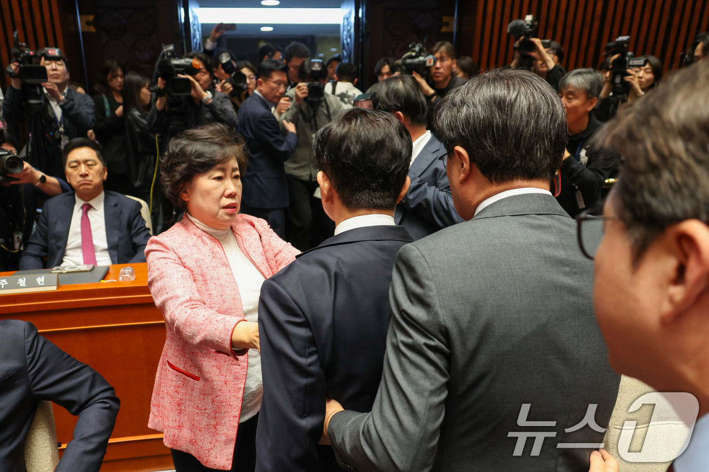 (서울=뉴스1) 안은나 기자 = 김문수 국민의힘 대통령 후보가 9일 서울 여의도 국회에서 열린 의원총회에서 "무소속을 당 후보 만들려 불법부당 수단 동원, 중단하라"며 입장을 밝힌 …