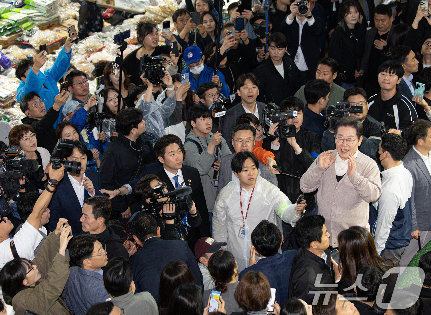 (영천=뉴스1) 이재명 기자 = 3차 경청투어에 나선 이재명 더불어민주당 대통령 후보가 9일 오전 경북 영천시완산동 영천공설시장에서  연설을 하고 있다. 2025.5.9/뉴스1