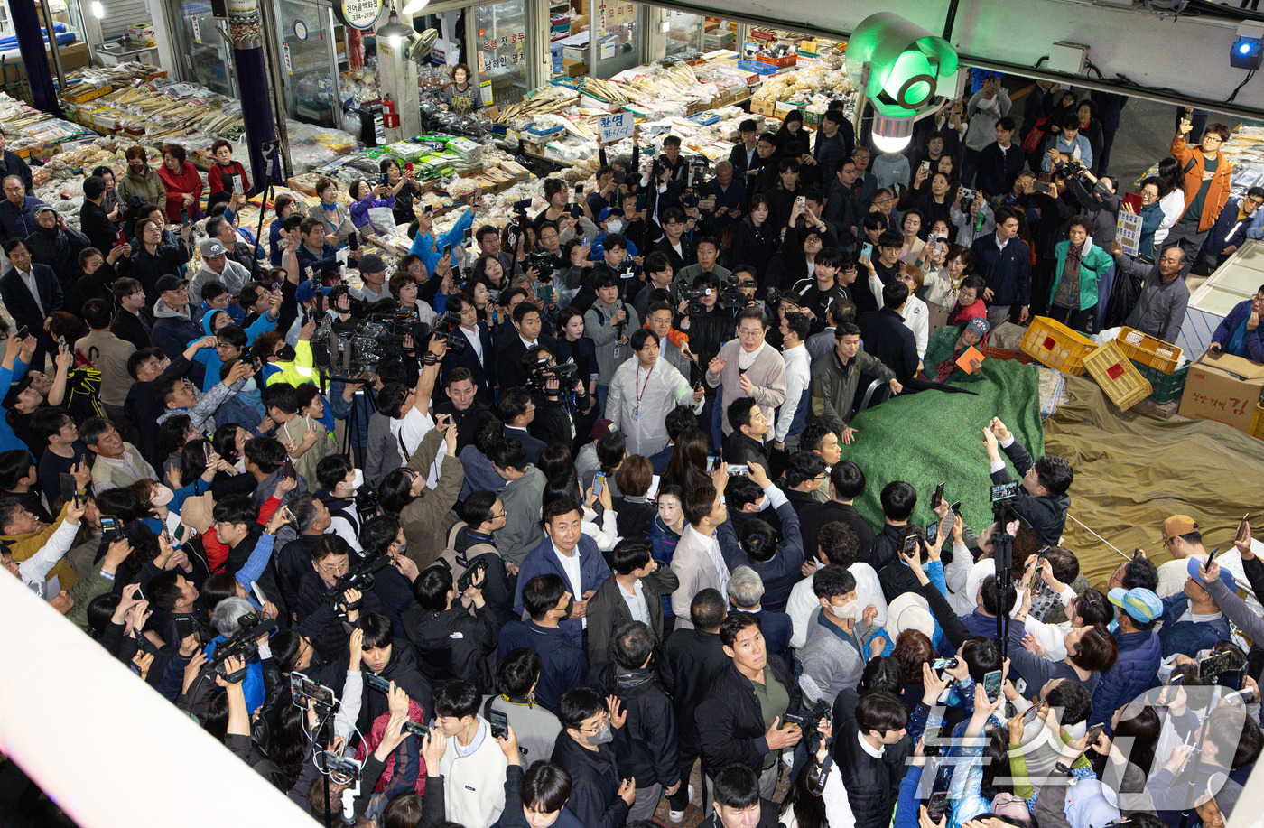 (영천=뉴스1) 이재명 기자 = 3차 경청투어에 나선 이재명 더불어민주당 대통령 후보가 9일 오전 경북 영천시완산동 영천공설시장에서  연설을 하고 있다. 2025.5.9/뉴스1