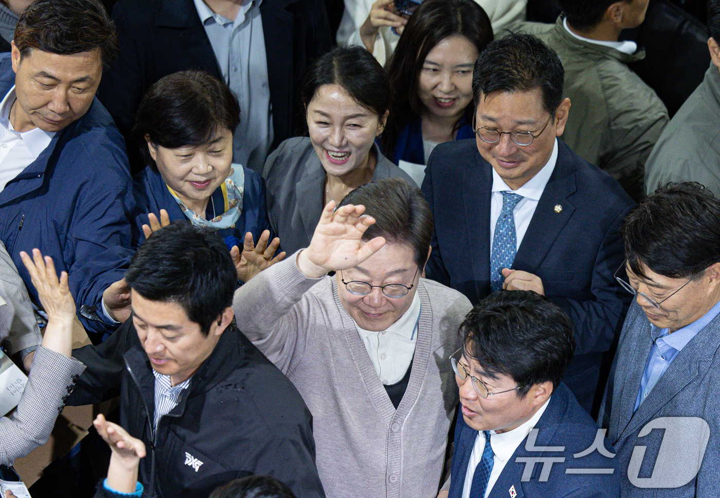 (영천=뉴스1) 이재명 기자 = 3차 경청투어에 나선 이재명 더불어민주당 대통령 후보가 9일 오전 경북 영천시완산동 영천공설시장에서 시민들에게 인사하고 있다. 2025.5.9/뉴스 …