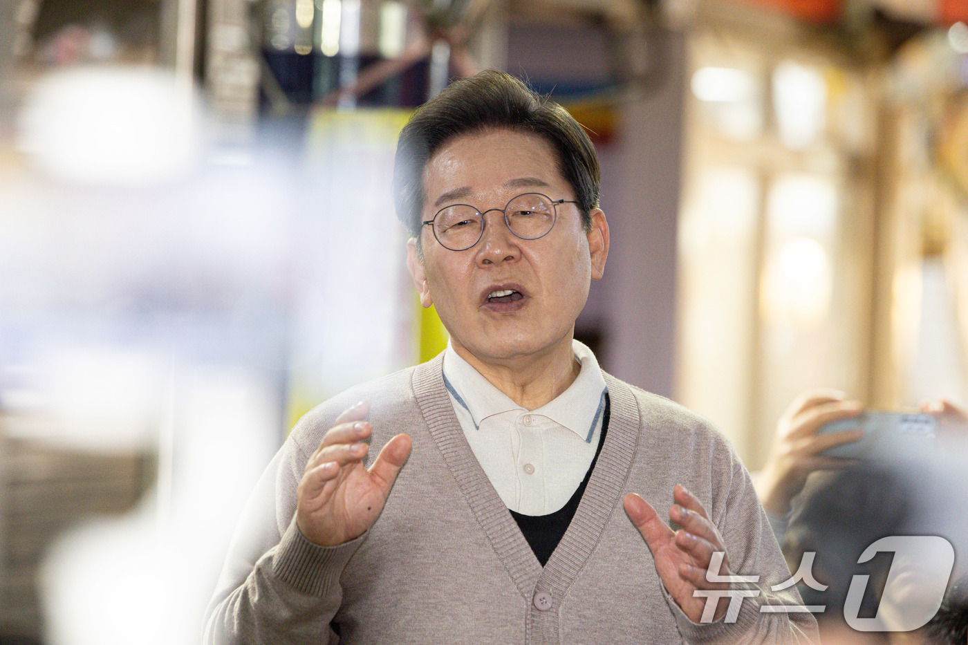 (영천=뉴스1) 이재명 기자 = 3차 경청투어에 나선 이재명 더불어민주당 대통령 후보가 9일 오전 경북 영천시완산동 영천공설시장에서  연설을 하고 있다. 2025.5.9/뉴스1