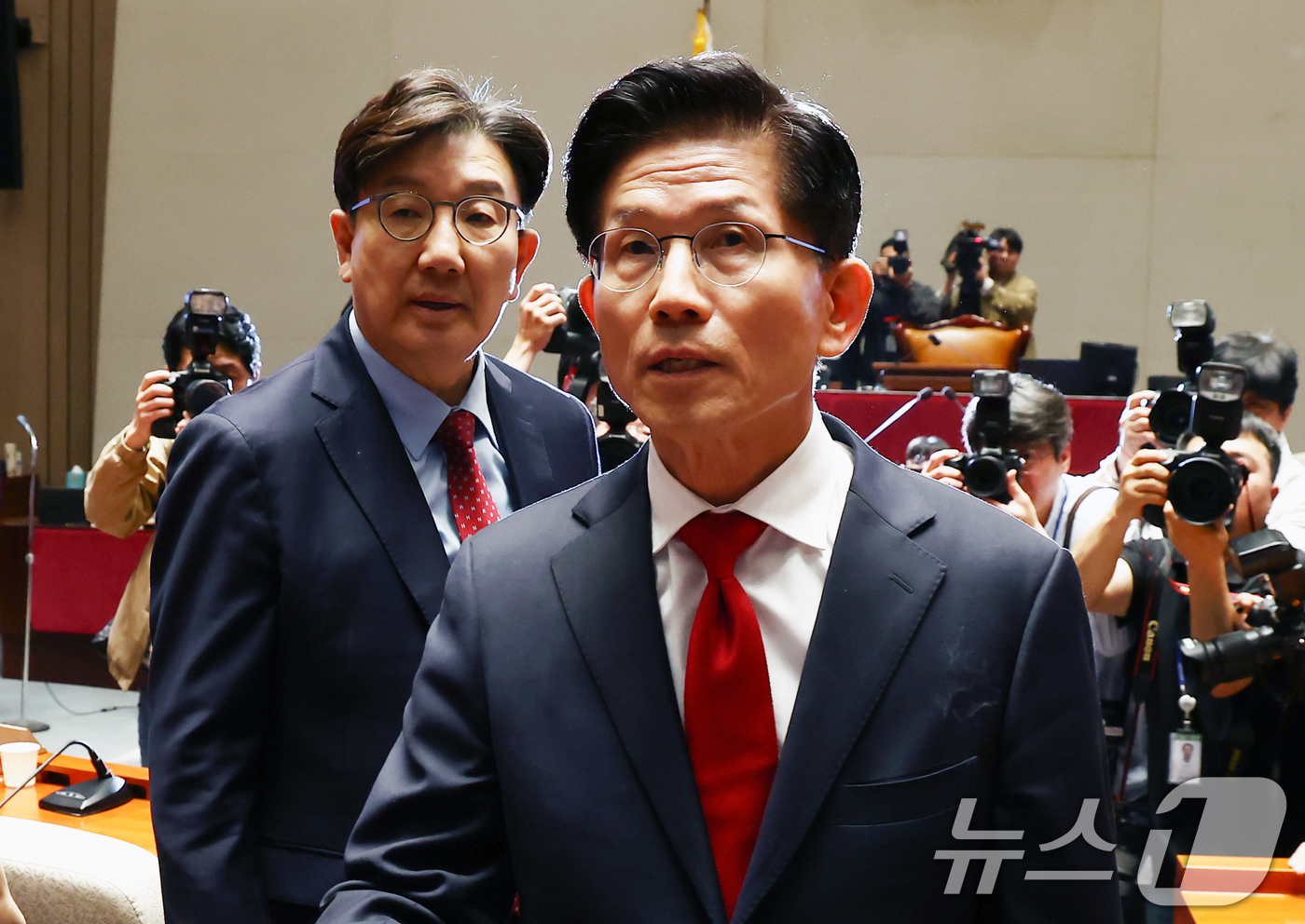 (서울=뉴스1) 김민지 기자 = 김문수 국민의힘 대통령 후보가 9일 오전 서울 여의도 국회에서 열린 의원총회에 참석한 뒤 나오고 있다. 왼쪽은 권성동 원내대표. 2025.5.9/뉴 …