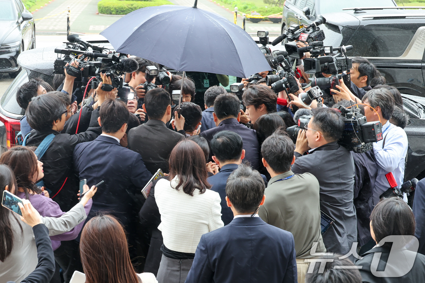(서울=뉴스1) 안은나 기자 = 김문수 국민의힘 대통령 후보가 9일 서울 여의도 국회에서 열린 의원총회에서 "무소속을 당 후보 만들려 불법부당 수단 동원, 중단하라"며 입장을 밝힌 …