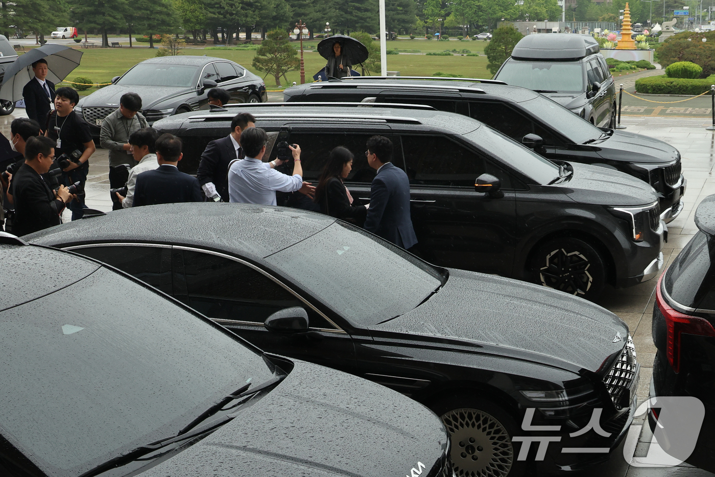 (서울=뉴스1) 안은나 기자 = 김문수 국민의힘 대통령 후보가 9일 서울 여의도 국회에서 열린 의원총회에서 "무소속을 당 후보 만들려 불법부당 수단 동원, 중단하라"며 입장을 밝힌 …