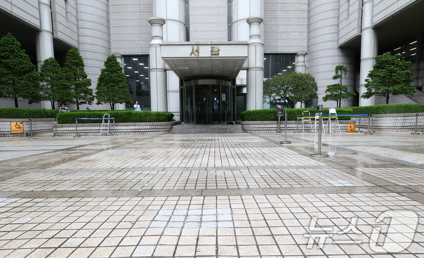 (서울=뉴스1) 박세연 기자 = 윤석열 전 대통령이 내란 우두머리 형사 재판을 받기 위해 법원에 출입하는 모습이 12일 처음으로 공개된다.서울고법은 지난 8일 “12일 예정된 피고 …