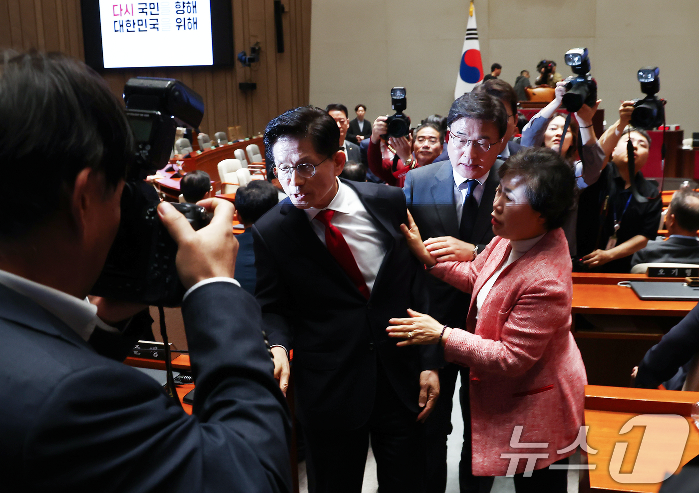 (서울=뉴스1) 김민지 기자 = 김문수 국민의힘 대통령 후보가 9일 서울 여의도 국회에서 열린 의원총회에서 "무소속을 당 후보 만들려 불법부당 수단 동원, 중단하라"며 입장을 밝힌 …