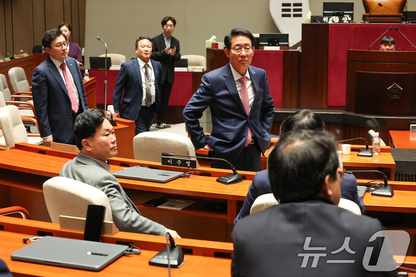 본문 이미지 - 김문수 국민의힘 대통령 후보가 9일 서울 여의도 국회에서 열린 의원총회에서 &#34;무소속을 당 후보 만들려 불법부당 수단 동원, 중단하라＂며 입장을 밝힌 뒤 의총장을 떠나자 의원들이 황당한 표정을 짓고 있다. 2025.5.9/뉴스1 ⓒ News1 안은나 기자