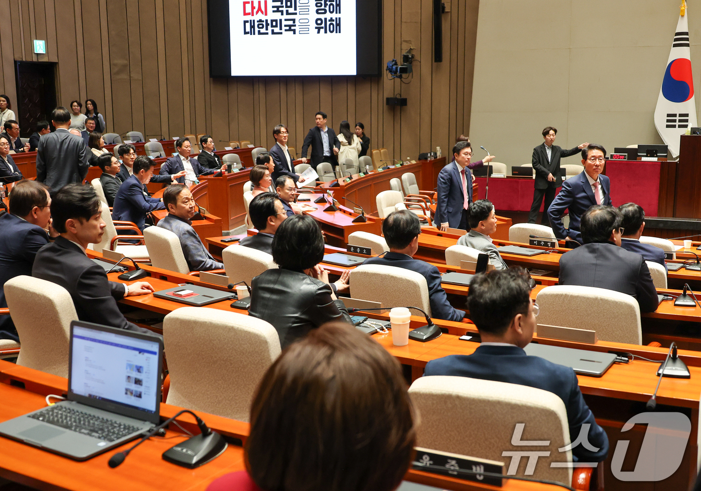 (서울=뉴스1) 안은나 기자 = 김문수 국민의힘 대통령 후보가 9일 서울 여의도 국회에서 열린 의원총회에서 "무소속을 당 후보 만들려 불법부당 수단 동원, 중단하라"며 입장을 밝힌 …