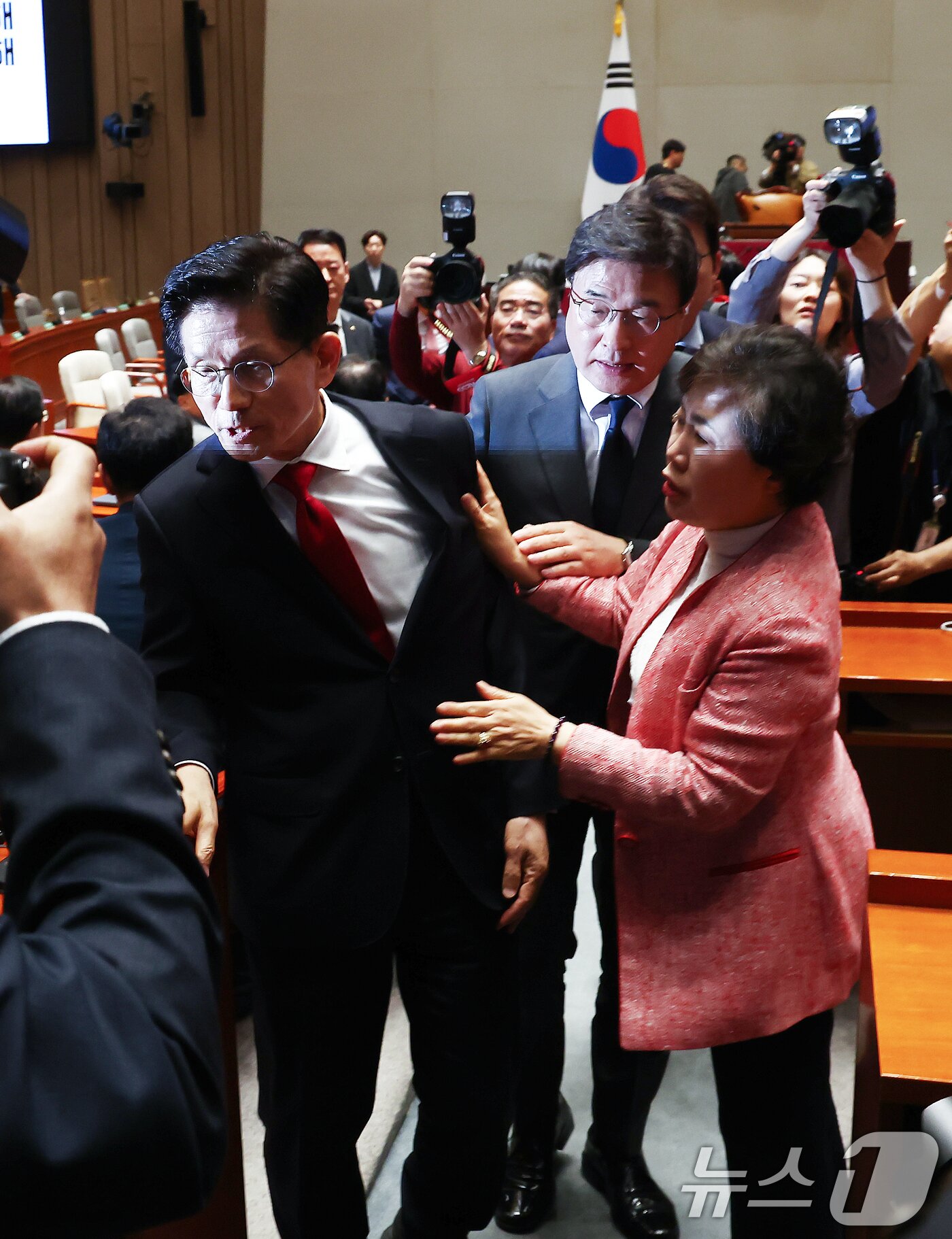 본문 이미지 - 김문수 국민의힘 대통령 후보가 9일 서울 여의도 국회에서 열린 의원총회에서 &#34;무소속을 당 후보 만들려 불법부당 수단 동원, 중단하라＂며 입장을 밝힌 뒤 의총장을 떠나자 의원들이 이를 말리고 있다. 2025.5.9/뉴스1 ⓒ News1 김민지 기자