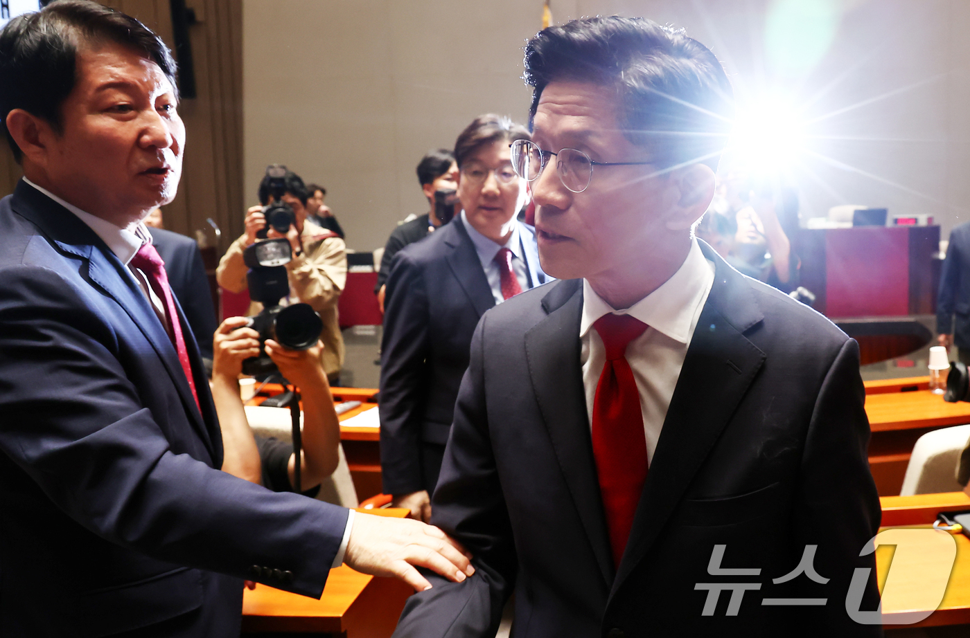 (서울=뉴스1) 김민지 기자 = 김문수 국민의힘 대통령 후보가 9일 서울 여의도 국회에서 열린 의원총회에서 "무소속을 당 후보 만들려 불법부당 수단 동원, 중단하라"며 입장을 밝힌 …