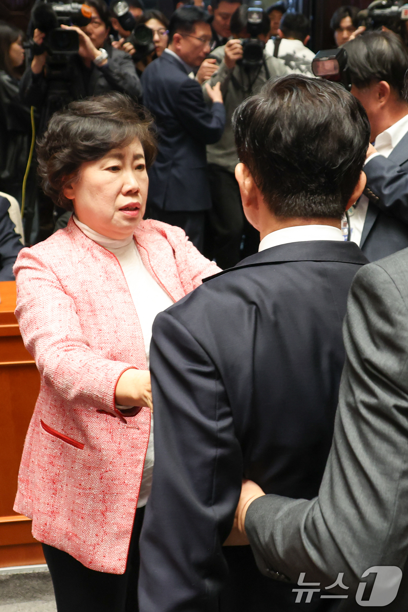 (서울=뉴스1) 안은나 기자 = 김문수 국민의힘 대통령 후보가 9일 서울 여의도 국회에서 열린 의원총회에서 "무소속을 당 후보 만들려 불법부당 수단 동원, 중단하라"며 입장을 밝힌 …