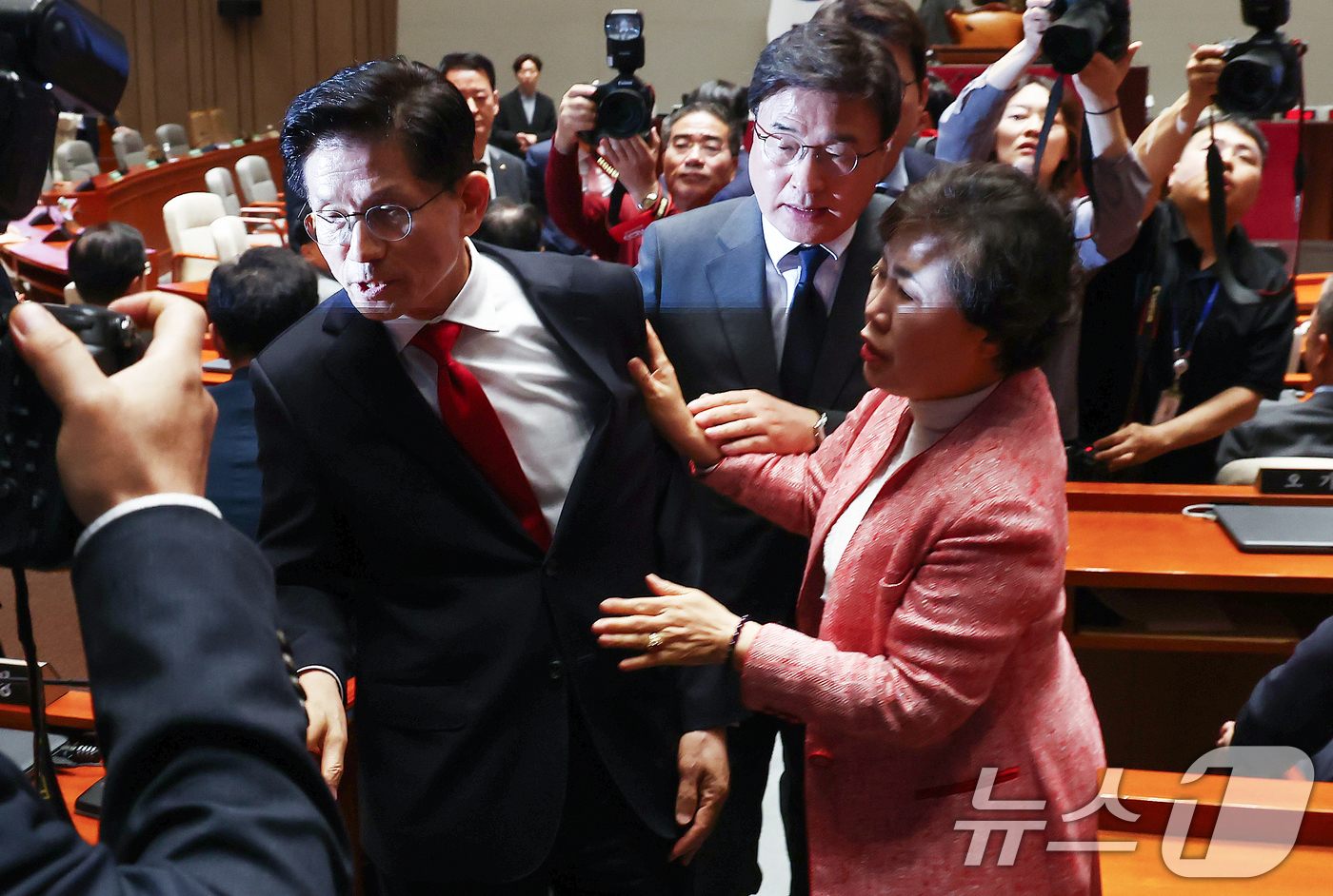 (서울=뉴스1) 김민지 기자 = 김문수 국민의힘 대통령 후보가 9일 서울 여의도 국회에서 열린 의원총회에서 "무소속을 당 후보 만들려 불법부당 수단 동원, 중단하라"며 입장을 밝힌 …