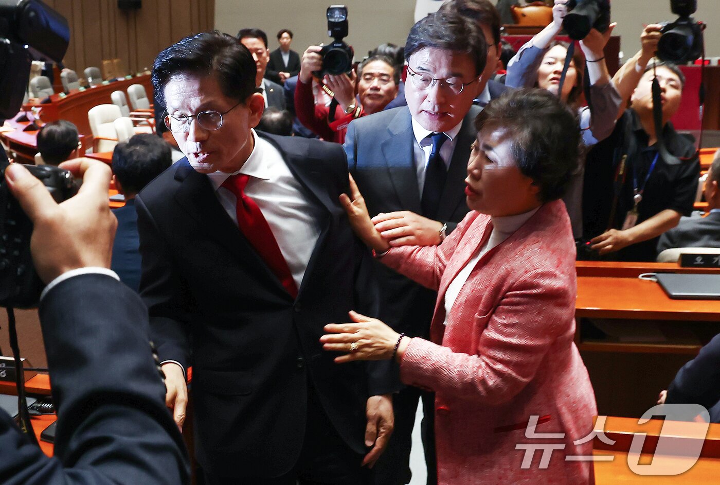 본문 이미지 - 김문수 국민의힘 대통령 후보가 9일 서울 여의도 국회에서 열린 의원총회에서 "무소속을 당 후보 만들려 불법부당 수단 동원, 중단하라＂며 입장을 밝힌 뒤 의총장을 떠나자 의원들이 이를 말리고 있다. 2025.5.9/뉴스1 ⓒ News1 김민지 기자