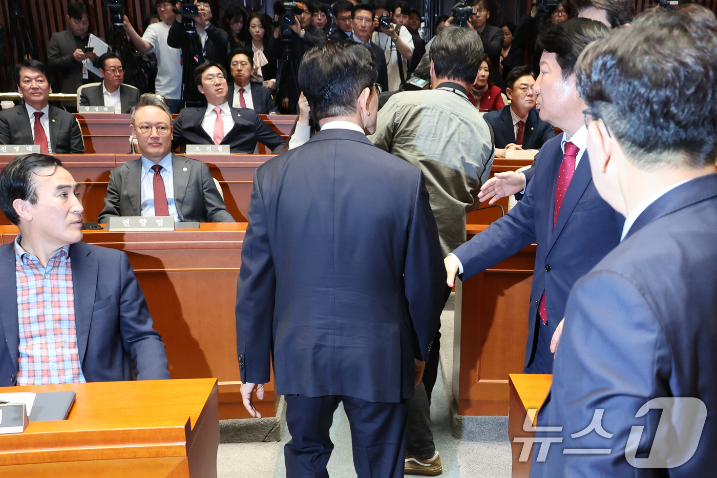 (서울=뉴스1) 안은나 기자 = 김문수 국민의힘 대통령 후보가 9일 서울 여의도 국회에서 열린 의원총회에서 "무소속을 당 후보 만들려 불법부당 수단 동원, 중단하라"며 입장을 밝힌 …
