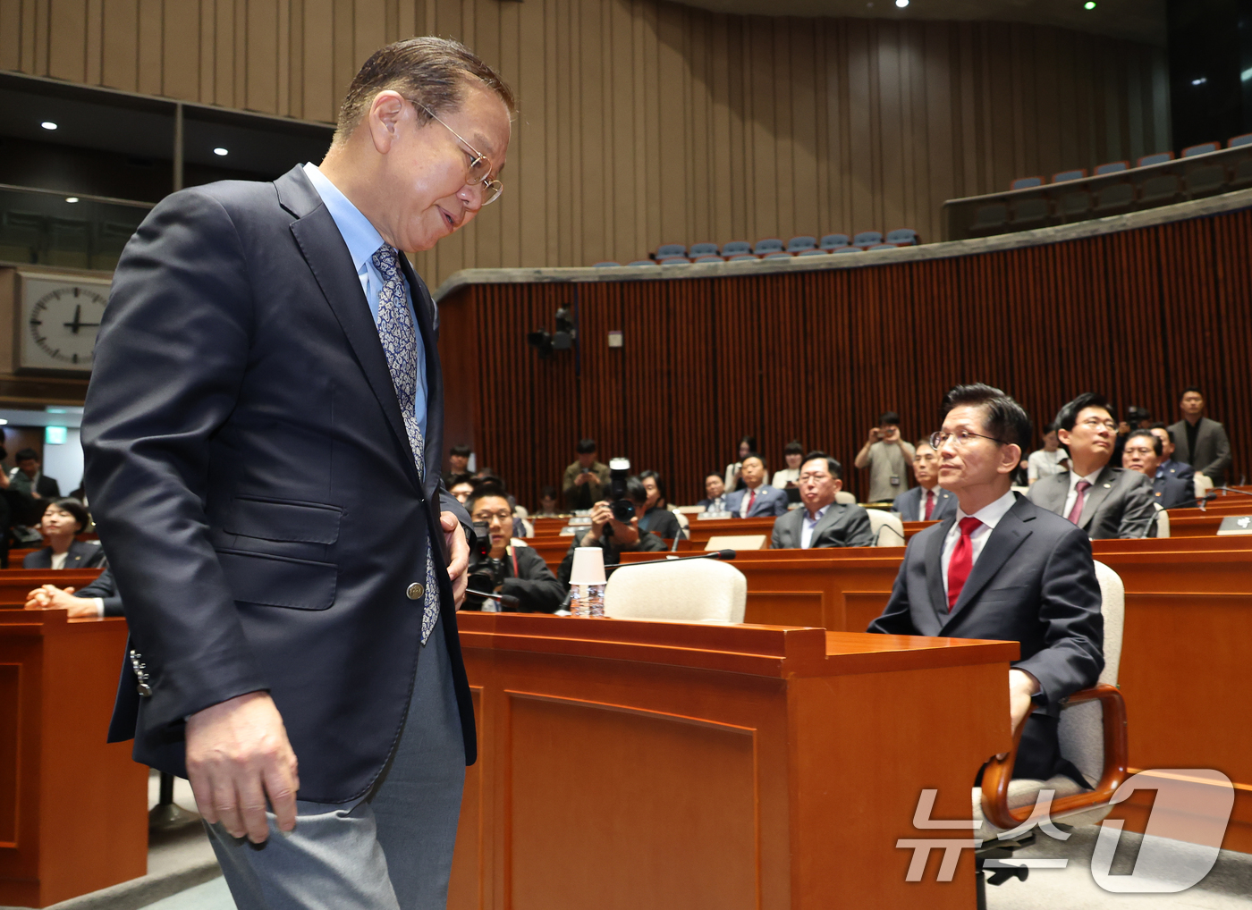 (서울=뉴스1) 안은나 기자 = 김문수 국민의힘 대통령 후보가 9일 서울 여의도 국회에서 열린 의원총회에서 지도부를 향해 "무소속을 당 후보 만들려 불법부당 수단 동원, 중단하라" …