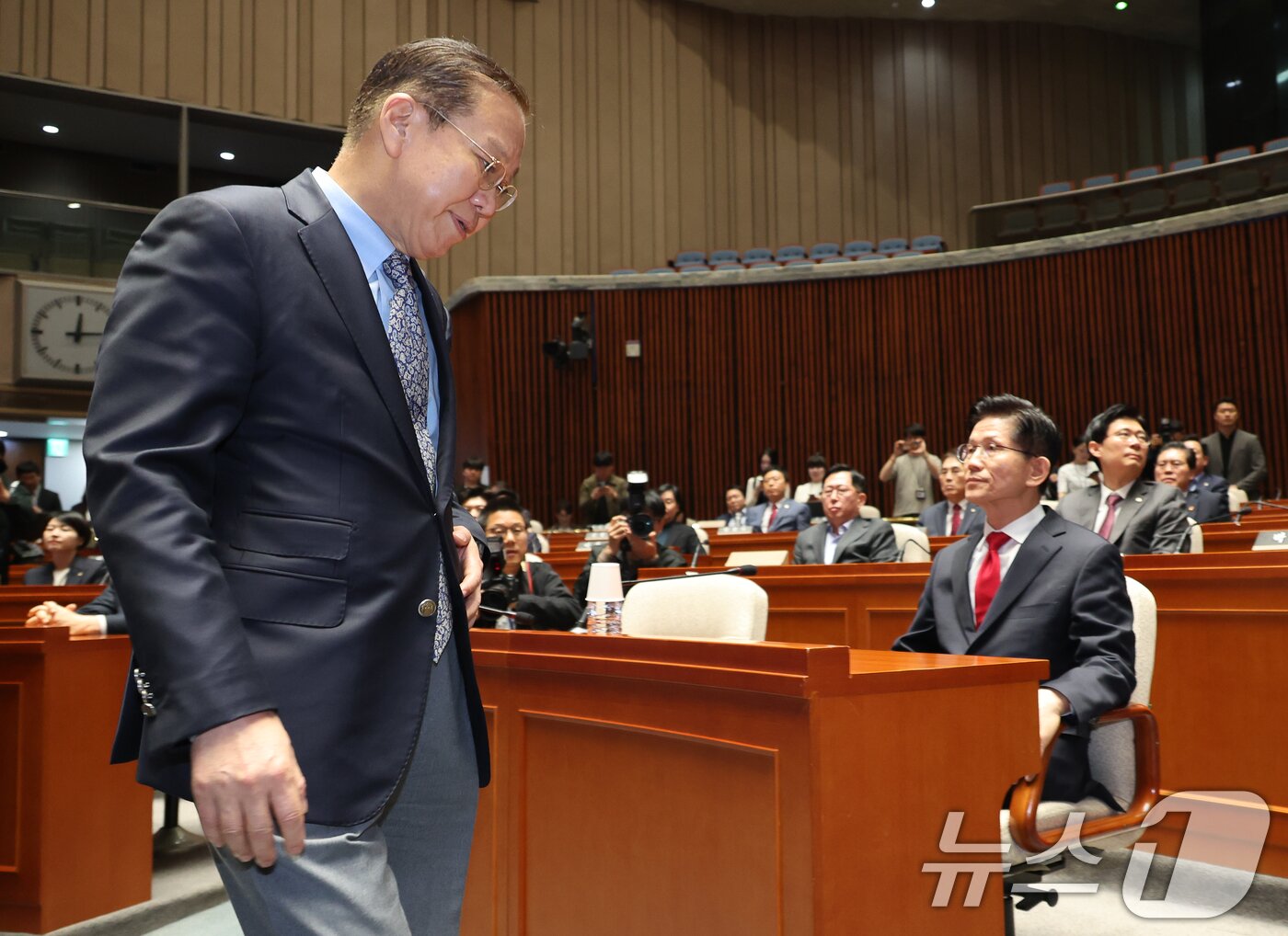 본문 이미지 - 김문수 국민의힘 대통령 후보가 9일 서울 여의도 국회에서 열린 의원총회에서 지도부를 향해 &#34;무소속을 당 후보 만들려 불법부당 수단 동원, 중단하라＂며 입장을 밝히자 권영세 비대위원장이 ＂대단히 실망스럽다＂고 발언한 뒤 의총장을 떠나고 있다. 2025.5.9/뉴스1 ⓒ News1 안은나 기자