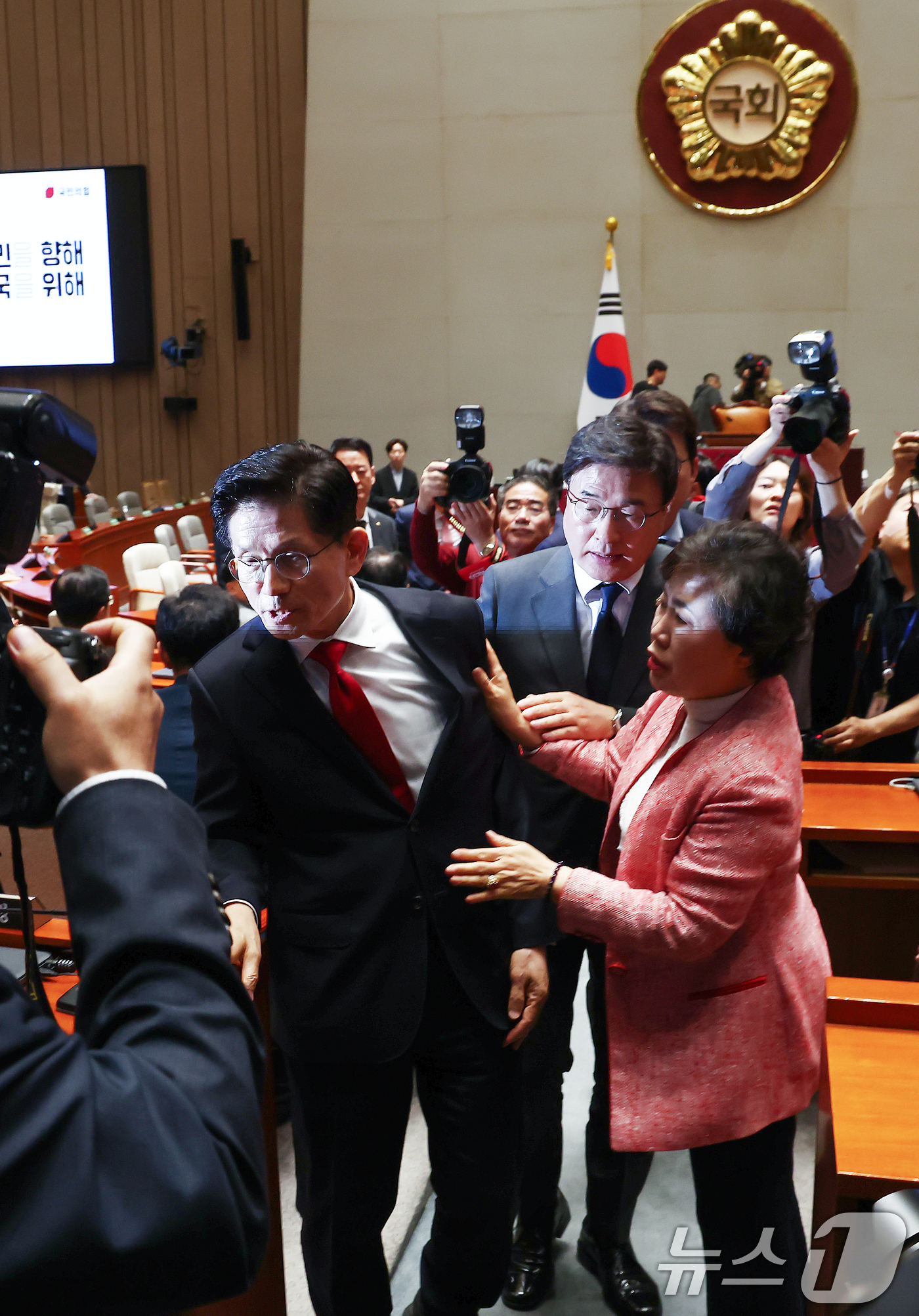 (서울=뉴스1) 김민지 기자 = 김문수 국민의힘 대통령 후보가 9일 서울 여의도 국회에서 열린 의원총회에서 "무소속을 당 후보 만들려 불법부당 수단 동원, 중단하라"며 입장을 밝힌 …