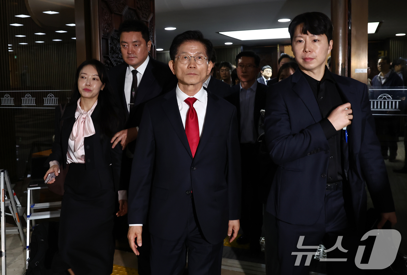 (서울=뉴스1) 김민지 기자 = 김문수 국민의힘 대통령 후보가 9일 오전 서울 여의도 국회에서 열린 의원총회에서 굳은 표정으로 나오고 있다. 2025.5.9/뉴스1
