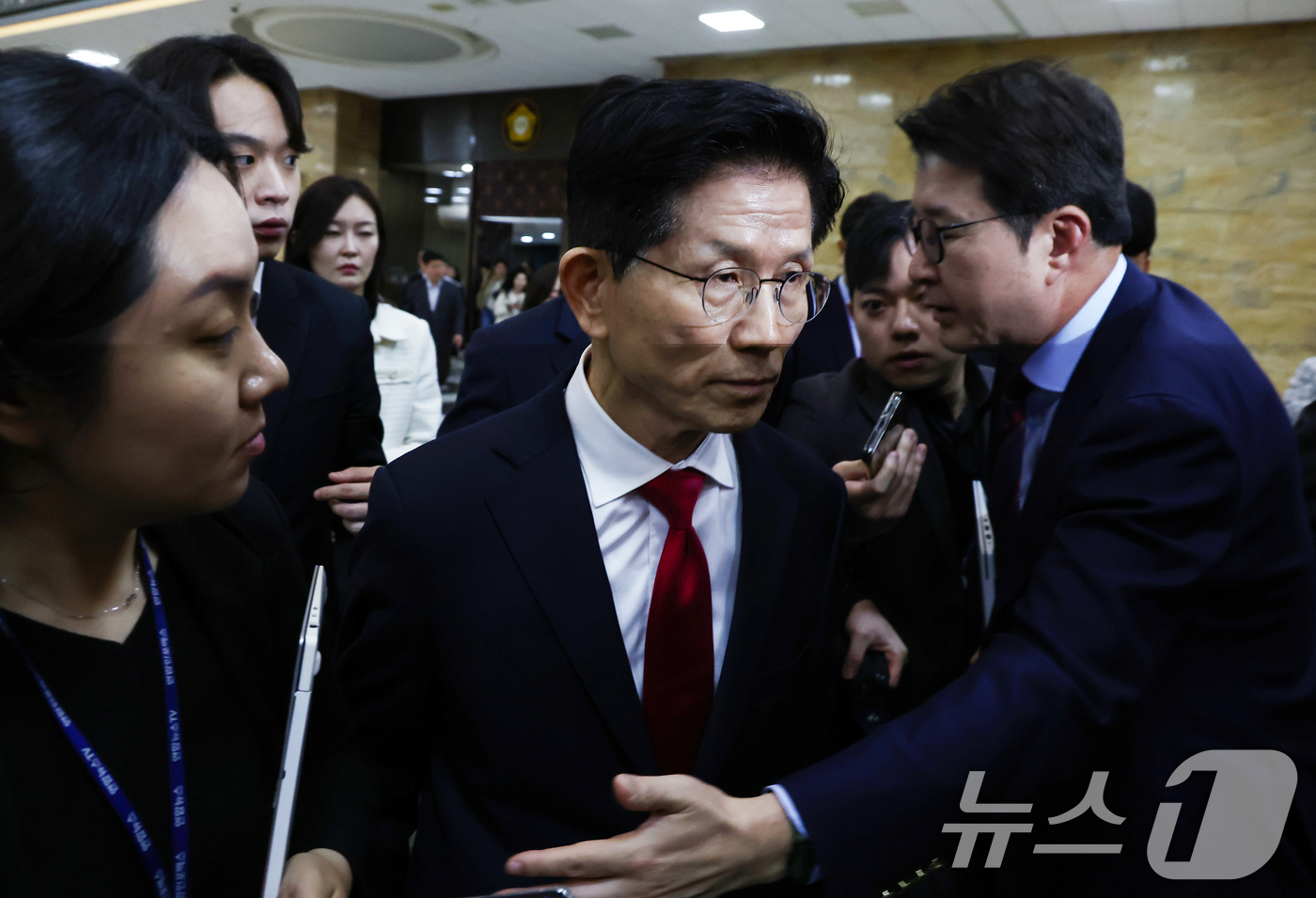 (서울=뉴스1) 김민지 기자 = 김문수 국민의힘 대통령 후보가 9일 오전 서울 여의도 국회에서 열린 의원총회에서 굳은 표정으로 나오자 신동욱 수석대변인이 이를 말리고 있다. 202 …