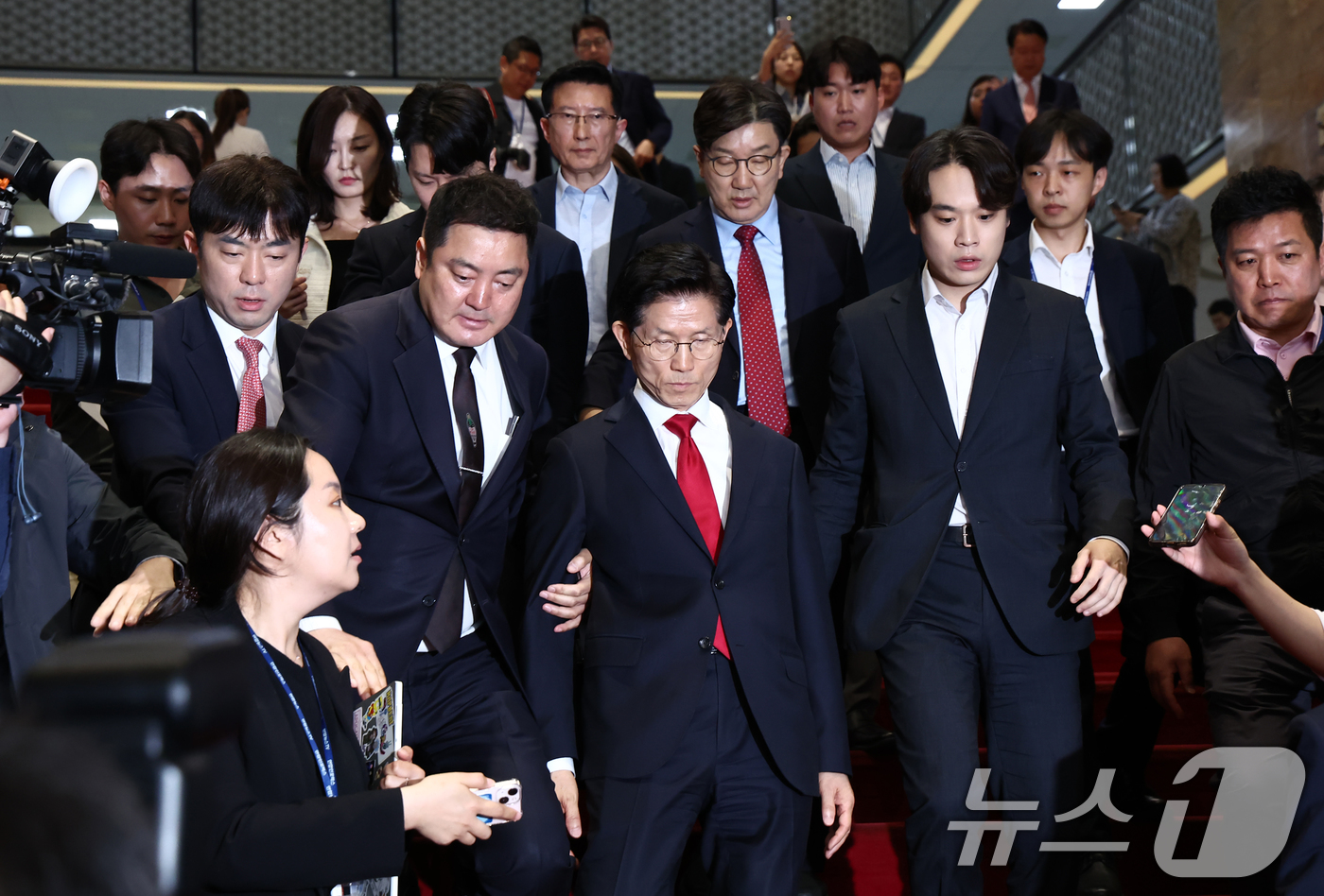 (서울=뉴스1) 김민지 기자 = 김문수 국민의힘 대통령 후보가 9일 오전 서울 여의도 국회에서 열린 의원총회에서 굳은 표정으로 나오고 있다. 2025.5.9/뉴스1
