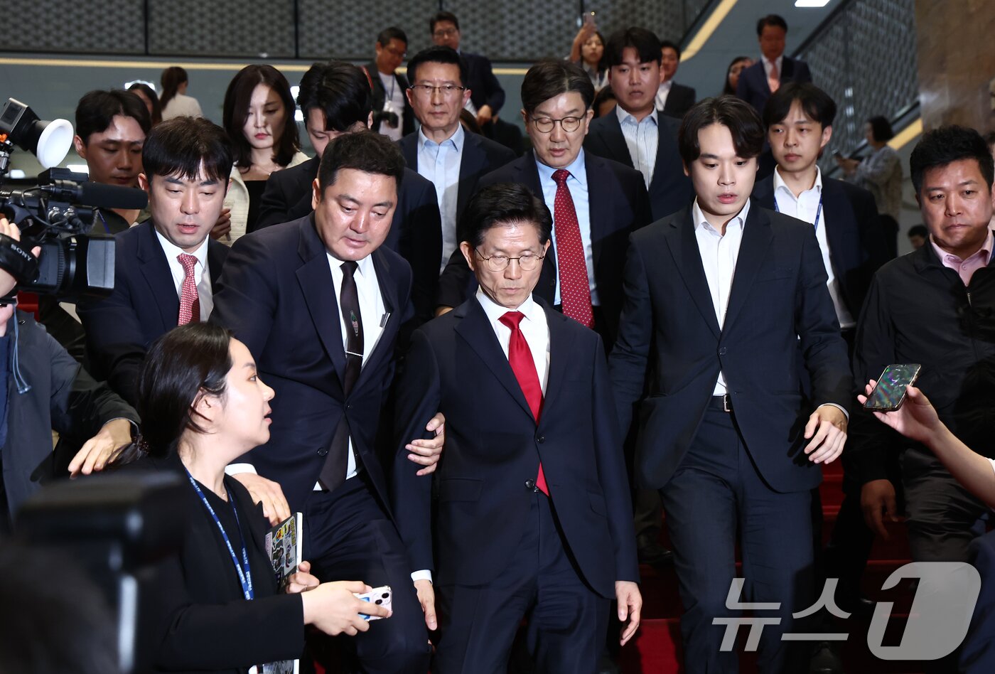 본문 이미지 - 김문수 국민의힘 대통령 후보가 9일 오전 서울 여의도 국회에서 열린 의원총회에서 굳은 표정으로 나오고 있다. 2025.5.9/뉴스1 ⓒ News1 김민지 기자