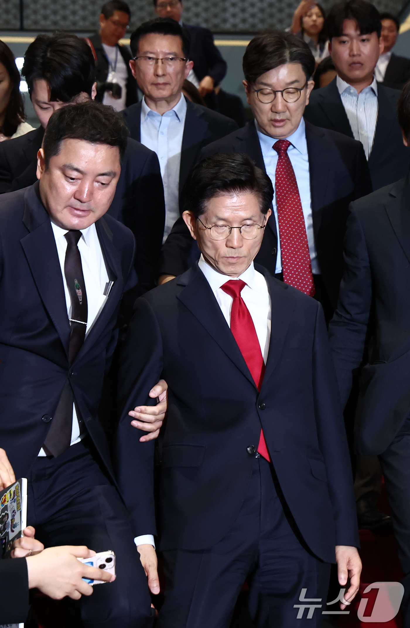 (서울=뉴스1) 김민지 기자 = 김문수 국민의힘 대통령 후보가 9일 오전 서울 여의도 국회에서 열린 의원총회에서 굳은 표정으로 나오자 권성동 원내대표가 김 후보를 따라 나서고 있다 …