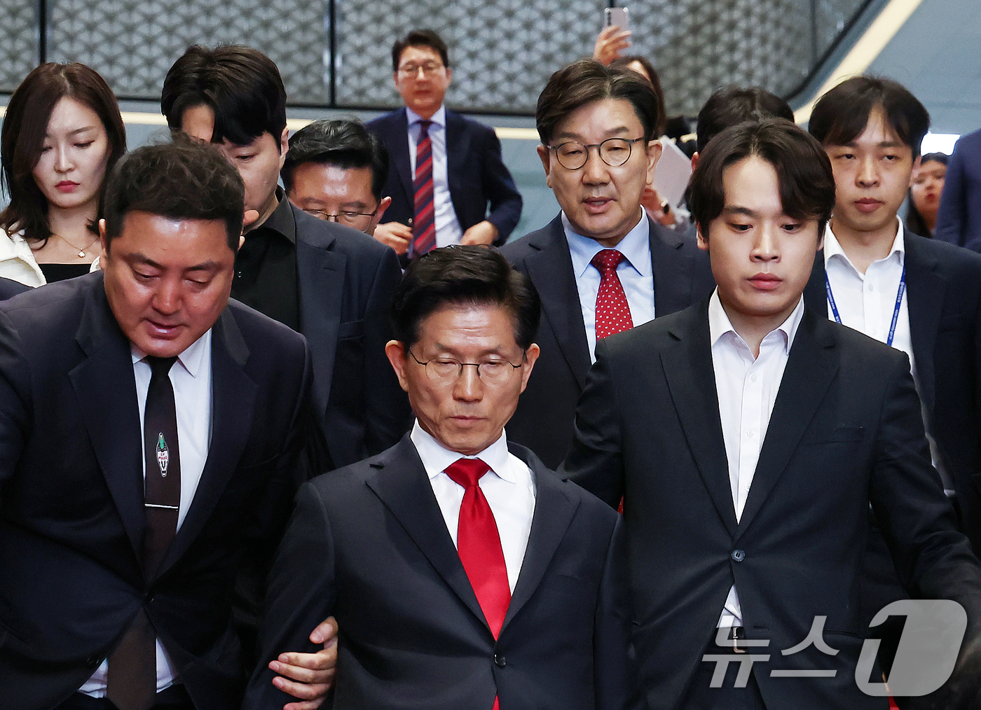 (서울=뉴스1) 김민지 기자 = 김문수 국민의힘 대통령 후보가 9일 오전 서울 여의도 국회에서 열린 의원총회에서 굳은 표정으로 나오자 권성동 원내대표가 김 후보를 따라 나서고 있다 …