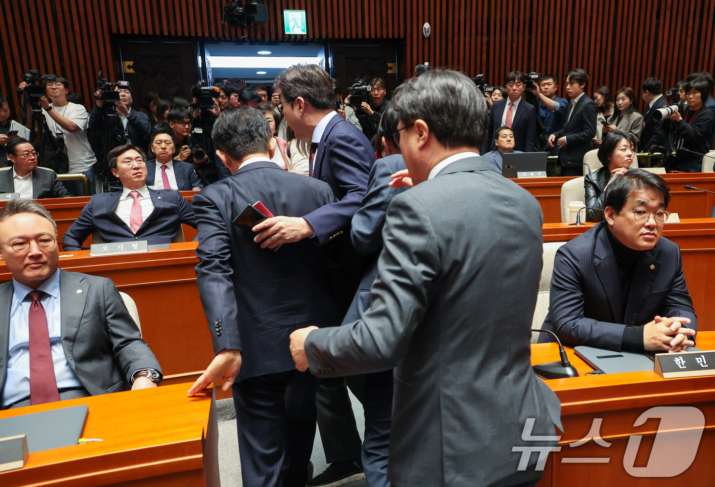 (서울=뉴스1) 안은나 기자 = 김문수 국민의힘 대통령 후보가 9일 서울 여의도 국회에서 열린 의원총회에서 지도부를 향해 "무소속을 당 후보 만들려 불법부당 수단 동원, 중단하라" …