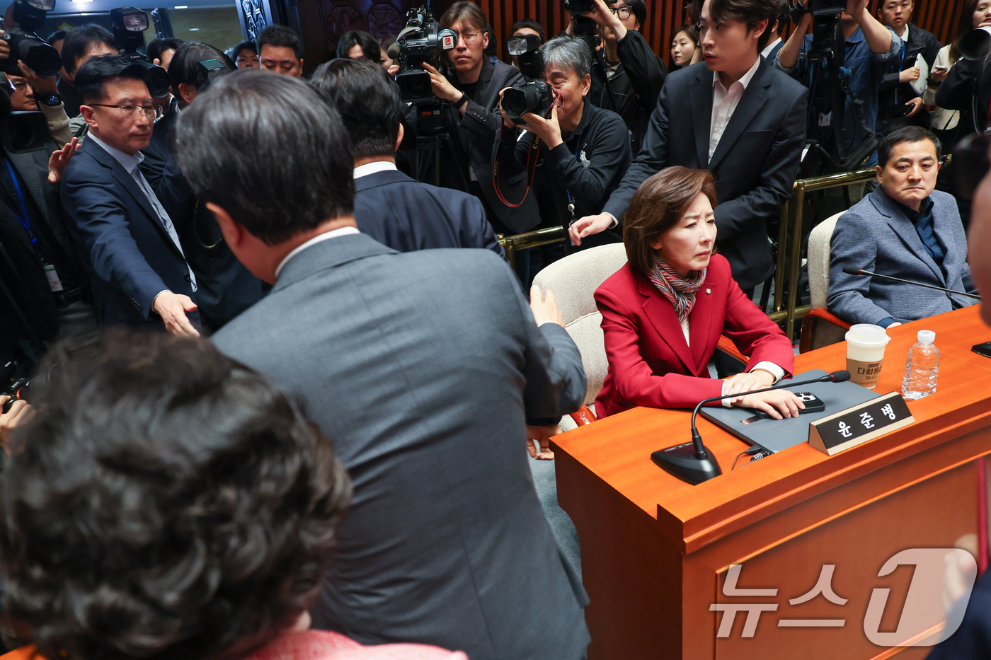 (서울=뉴스1) 안은나 기자 = 김문수 국민의힘 대통령 후보가 9일 서울 여의도 국회에서 열린 의원총회에서 지도부를 향해 "무소속을 당 후보 만들려 불법부당 수단 동원, 중단하라" …
