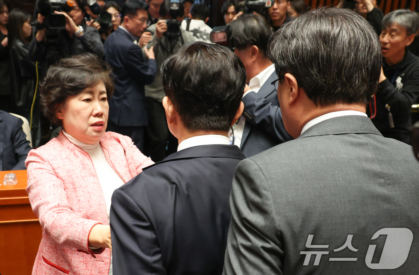 (서울=뉴스1) 안은나 기자 = 김문수 국민의힘 대통령 후보가 9일 서울 여의도 국회에서 열린 의원총회에서 "무소속을 당 후보 만들려 불법부당 수단 동원, 중단하라"며 입장을 밝힌 …