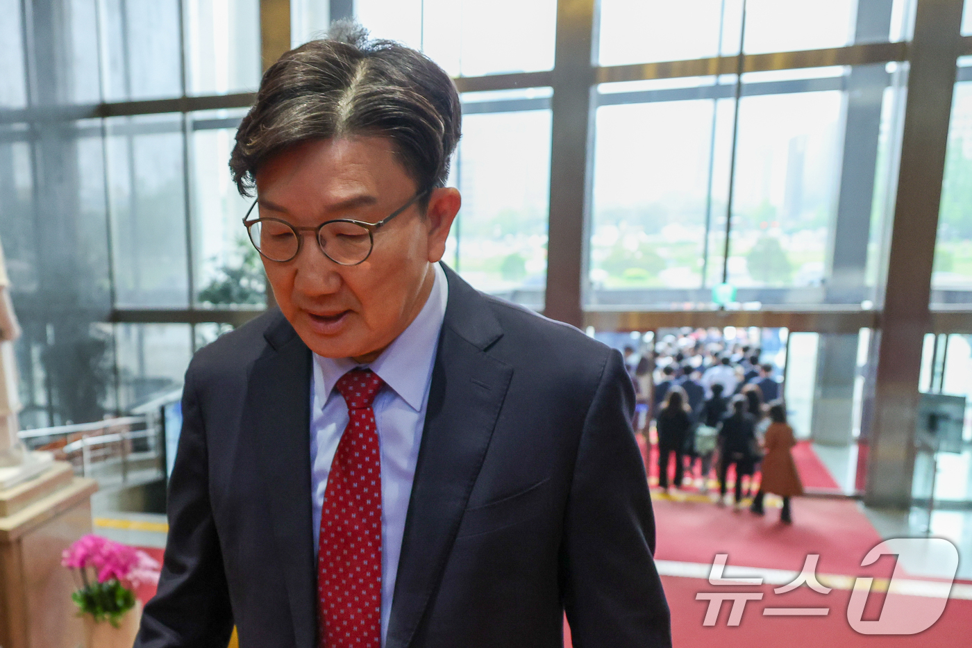 (서울=뉴스1) 안은나 기자 = 김문수 국민의힘 대통령 후보가 9일 서울 여의도 국회에서 열린 의원총회에서 지도부를 향해 "무소속을 당 후보 만들려 불법부당 수단 동원, 중단하라" …