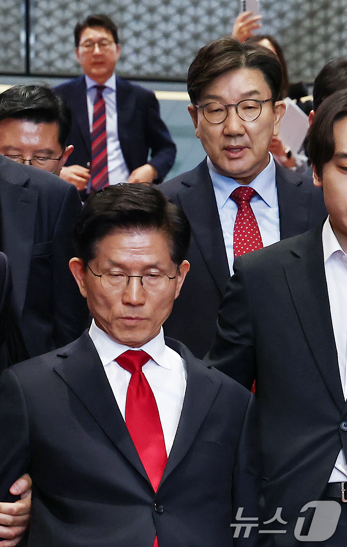 (서울=뉴스1) 김민지 기자 = 김문수 국민의힘 대통령 후보가 9일 오전 서울 여의도 국회에서 열린 의원총회에서 굳은 표정으로 나오자 권성동 원내대표가 김 후보를 따라 나서고 있다 …