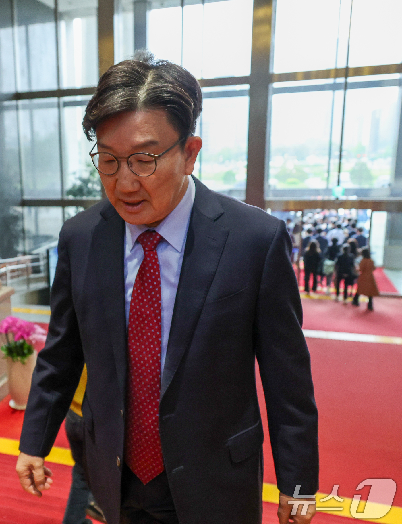 (서울=뉴스1) 안은나 기자 = 김문수 국민의힘 대통령 후보가 9일 서울 여의도 국회에서 열린 의원총회에서 지도부를 향해 "무소속을 당 후보 만들려 불법부당 수단 동원, 중단하라" …