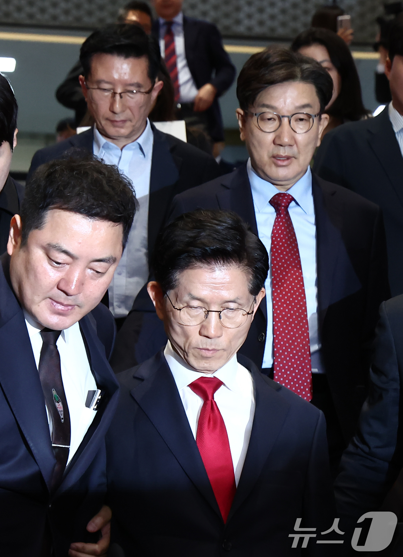 (서울=뉴스1) 김민지 기자 = 김문수 국민의힘 대통령 후보가 9일 오전 서울 여의도 국회에서 열린 의원총회에서 굳은 표정으로 나오자 권성동 원내대표가 김 후보를 따라 나서고 있다 …