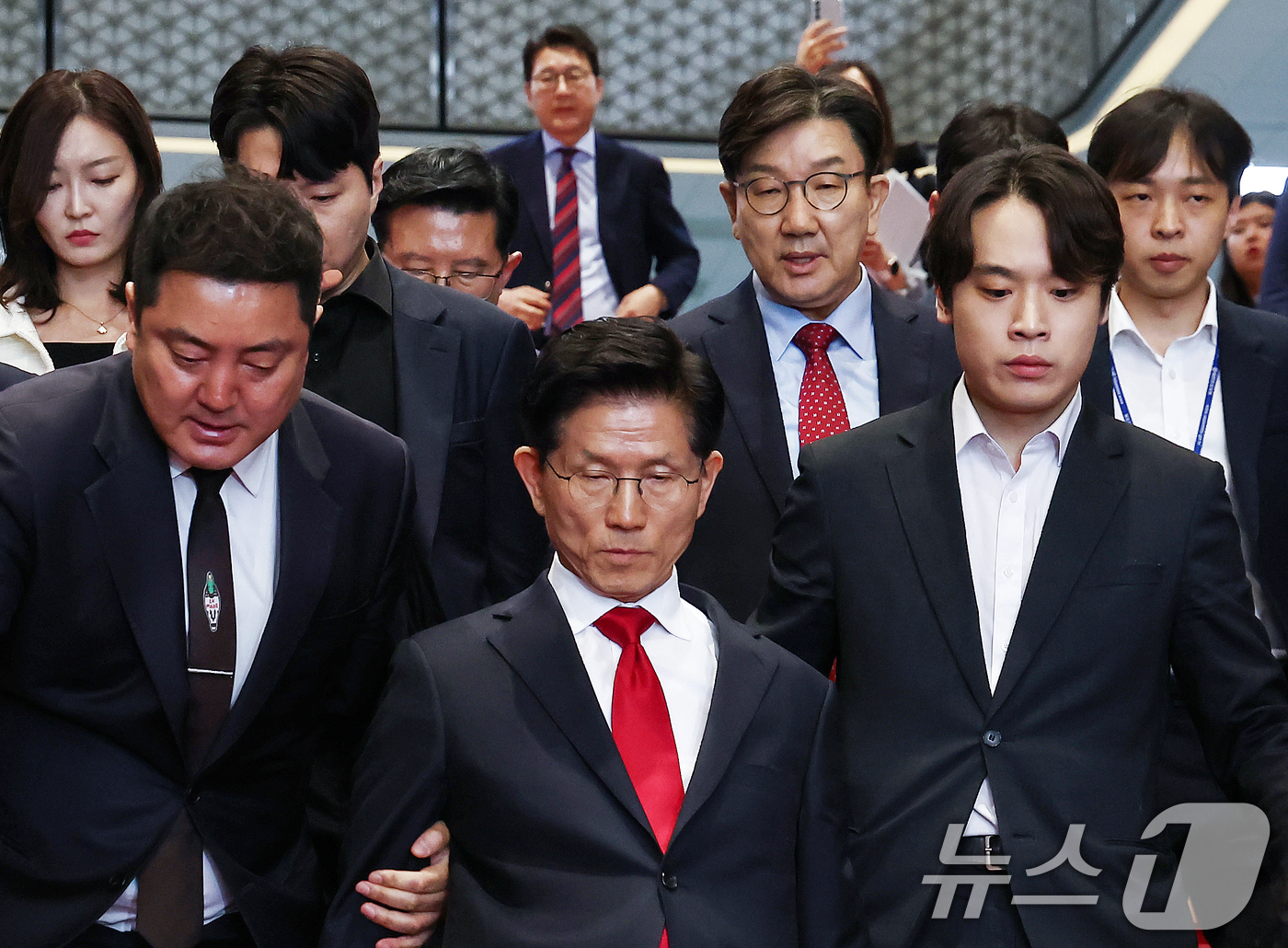 (서울=뉴스1) 김민지 기자 = 김문수 국민의힘 대통령 후보가 9일 오전 서울 여의도 국회에서 열린 의원총회에서 굳은 표정으로 나오자 권성동 원내대표가 김 후보를 따라 나서고 있다 …