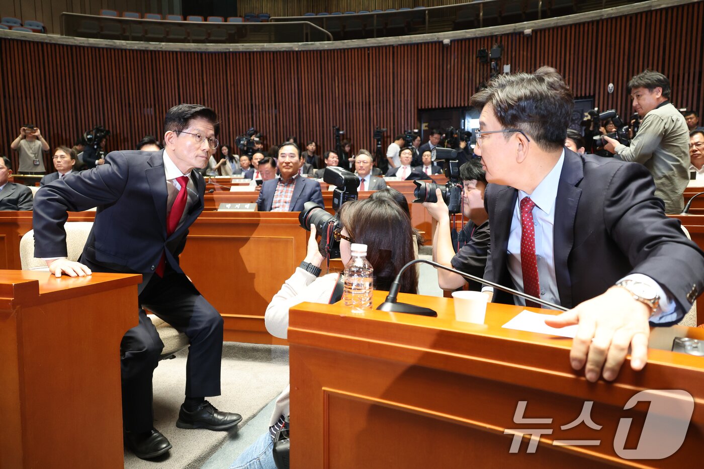 본문 이미지 - 김문수 국민의힘 대통령 후보가 9일 서울 여의도 국회에서 열린 의원총회에서 지도부를 향해 &#34;무소속을 당 후보 만들려 불법부당 수단 동원, 중단하라＂며 입장을 밝히자 권영세 비대위원장이 ＂대단히 실망스럽다＂고 발언한 뒤 의총장을 떠나고 있다. 2025.5.9/뉴스1 ⓒ News1 안은나 기자
