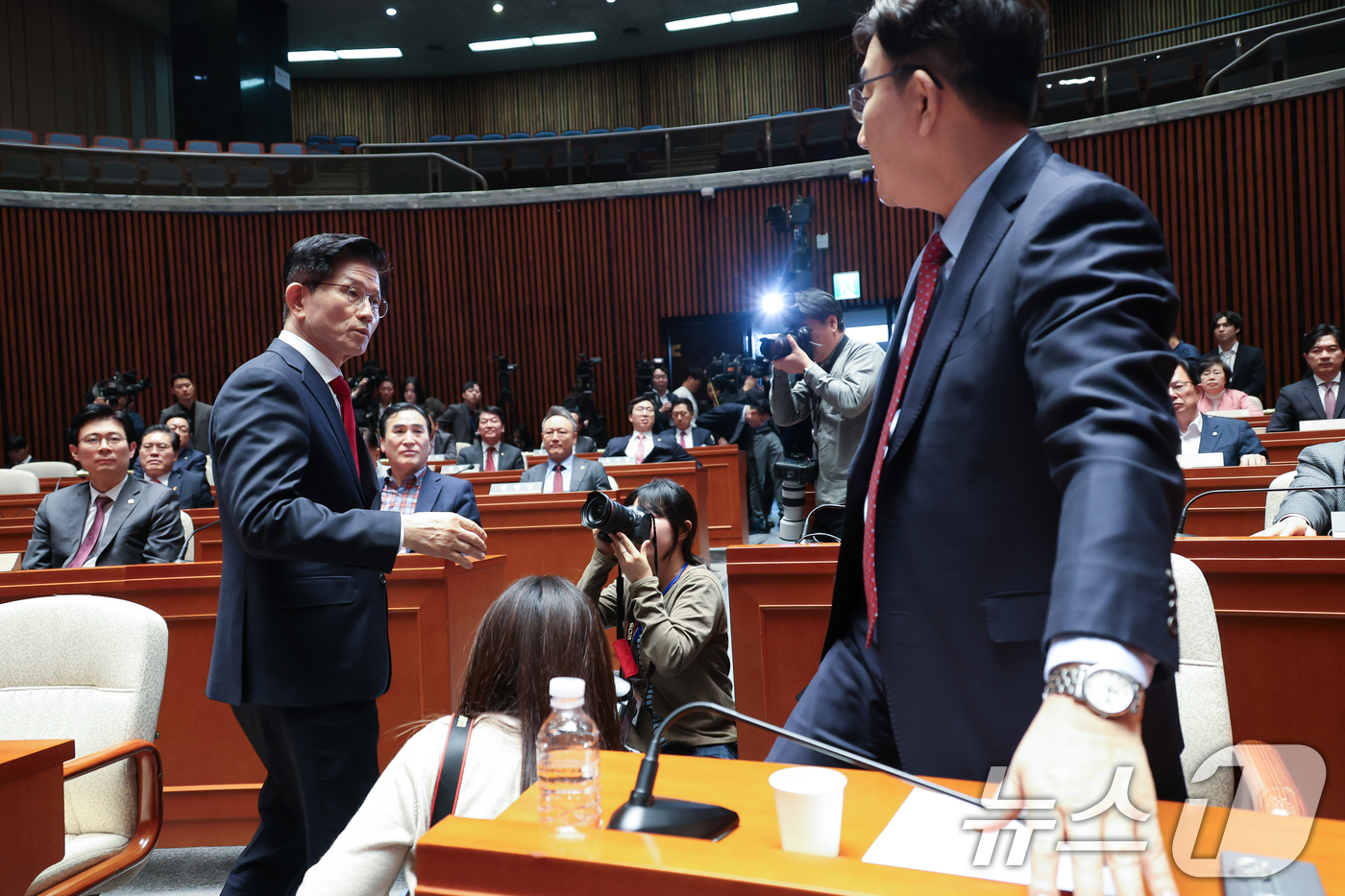 (서울=뉴스1) 안은나 기자 = 김문수 국민의힘 대통령 후보가 9일 서울 여의도 국회에서 열린 의원총회에서 지도부를 향해 "무소속을 당 후보 만들려 불법부당 수단 동원, 중단하라" …